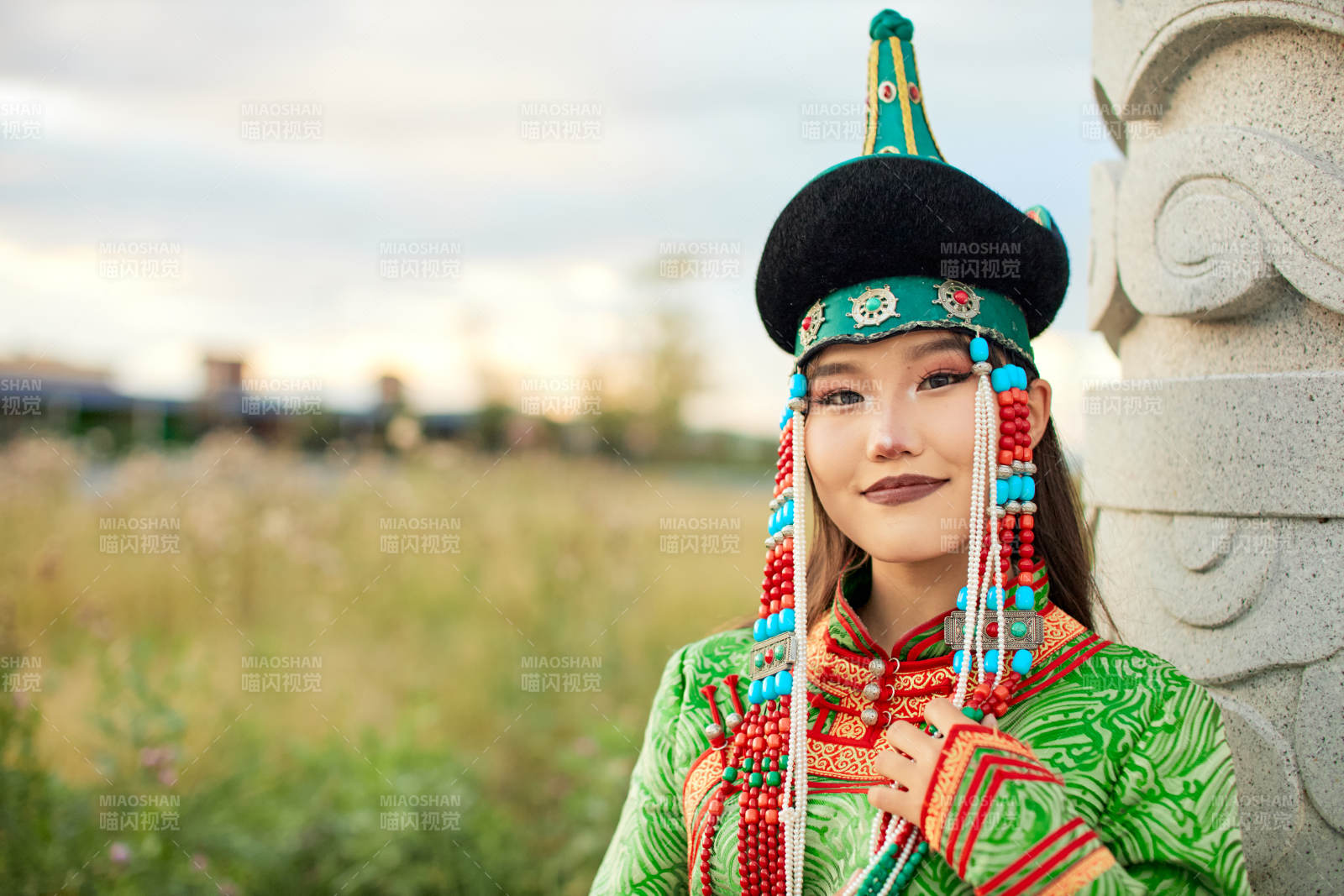 身穿蒙古族巴爾虎部落傳統(tǒng)服飾的蒙族姑娘