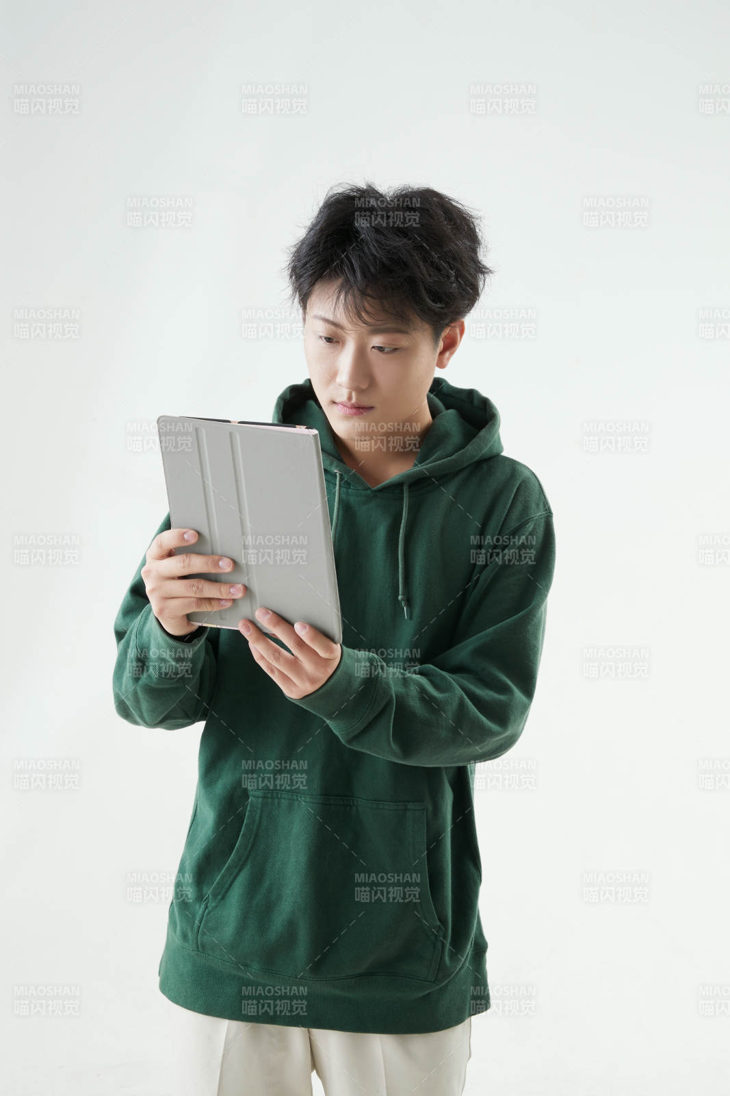 沉浸在網(wǎng)絡(luò)戀愛世界的青年男子