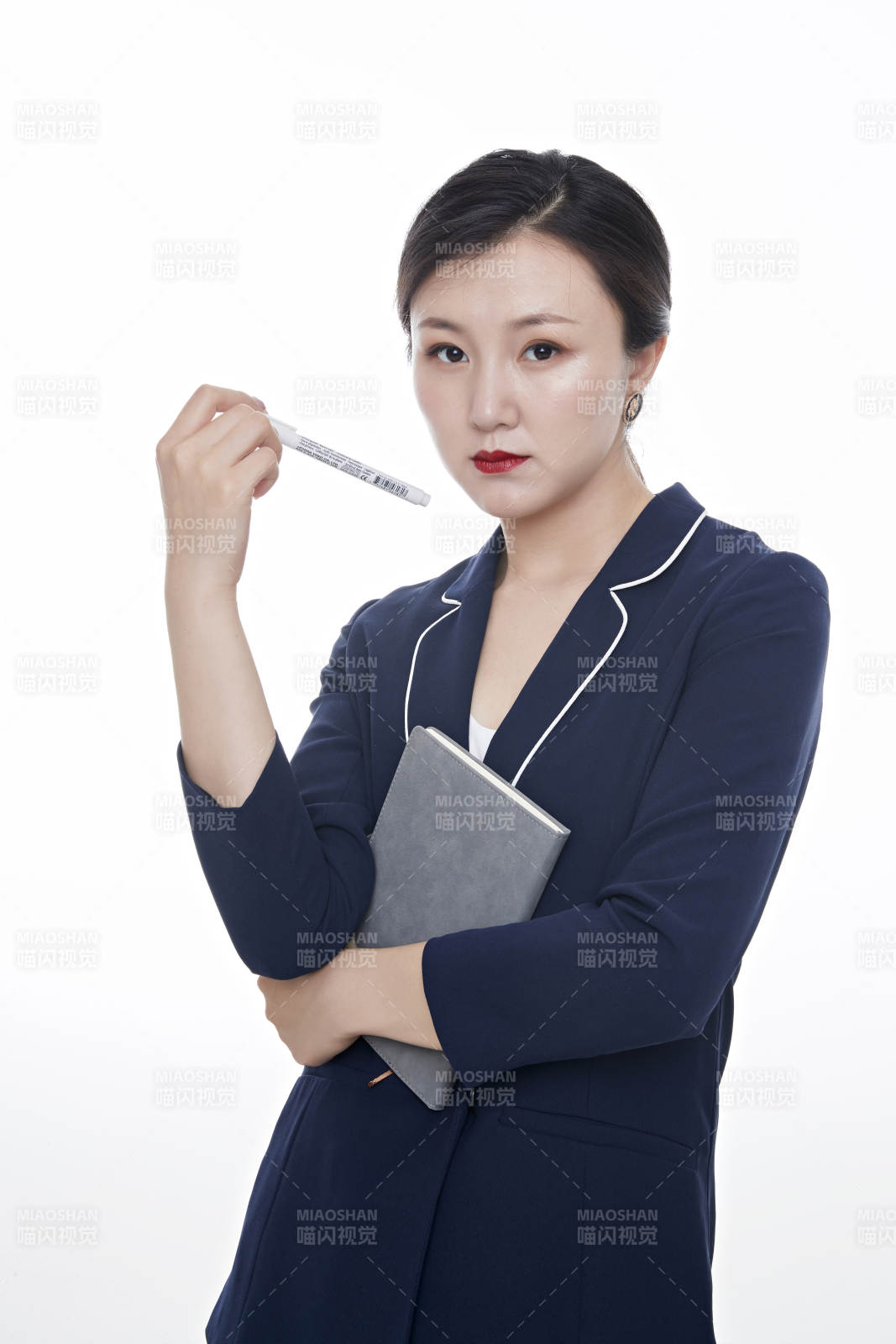 棚拍白色背景的亞洲青年女性商務(wù)公關(guān)