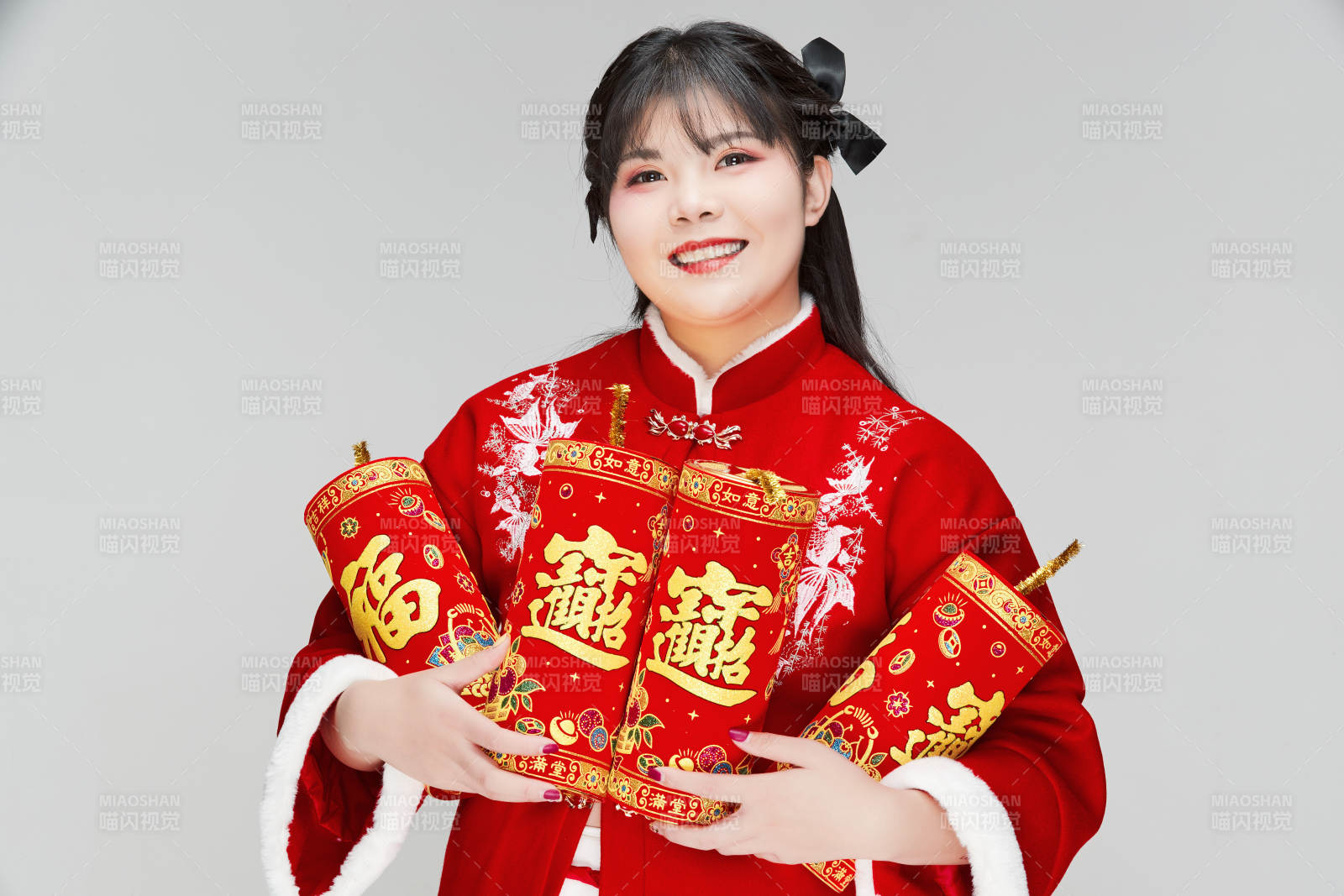 懷抱爆竹身穿喜慶漢服的可愛少女