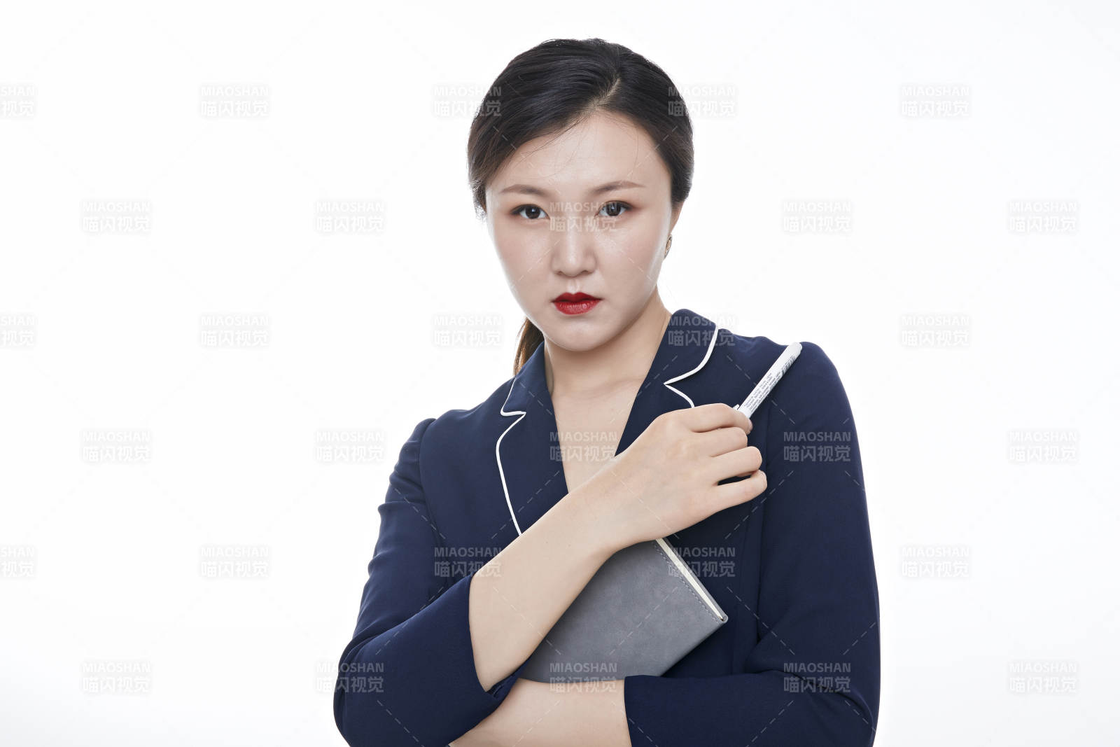 棚拍白色背景的亞洲青年女性商務公關