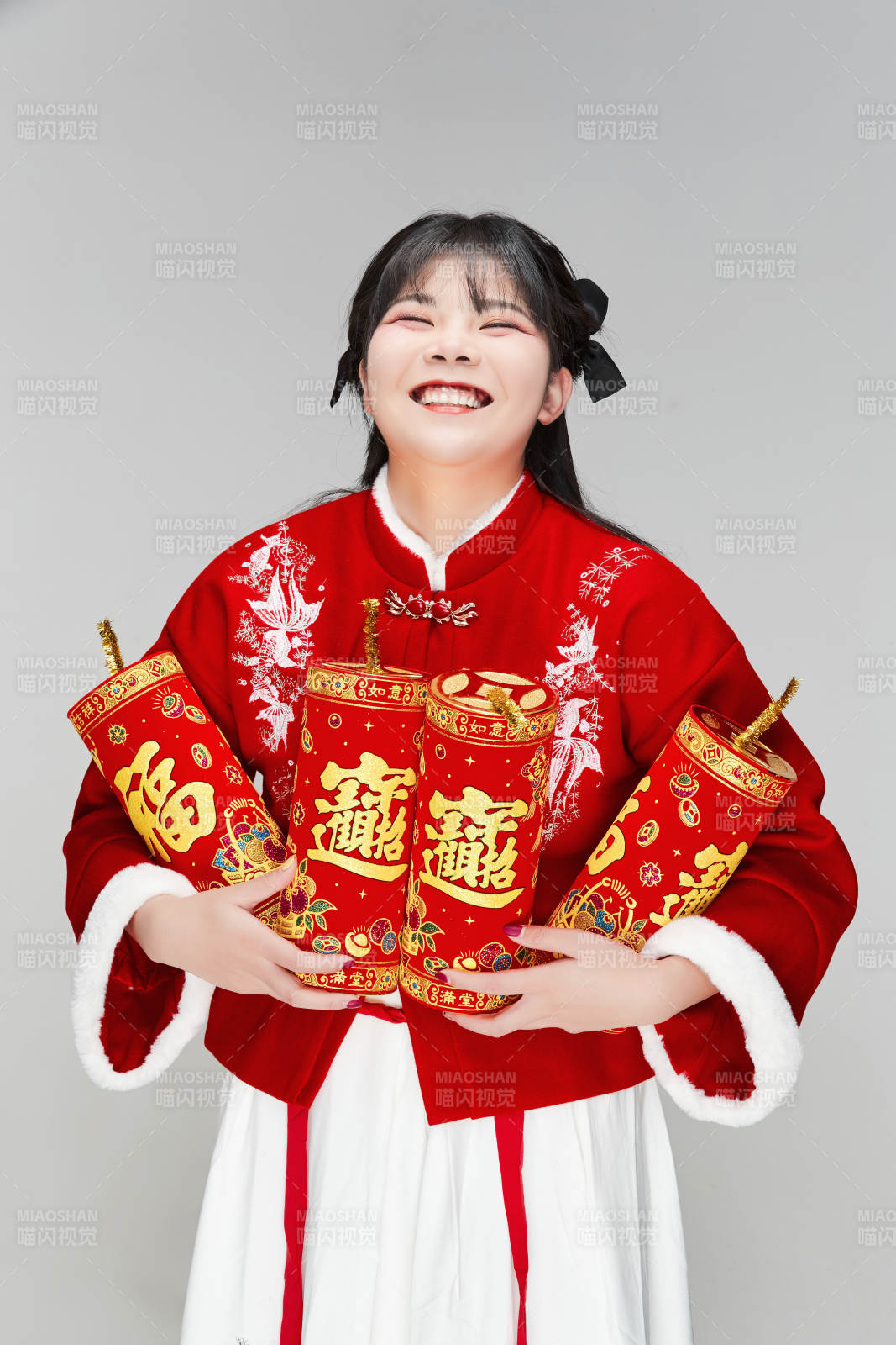 懷抱爆竹身穿喜慶漢服的可愛少女