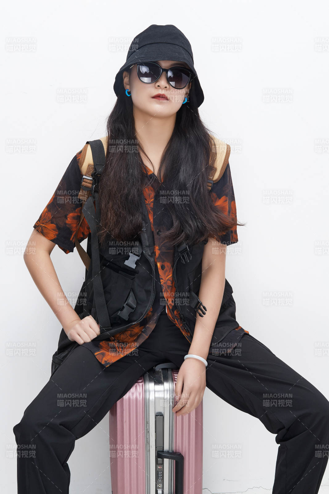 白色背景下準備出發(fā)旅行的美麗東方女大學生