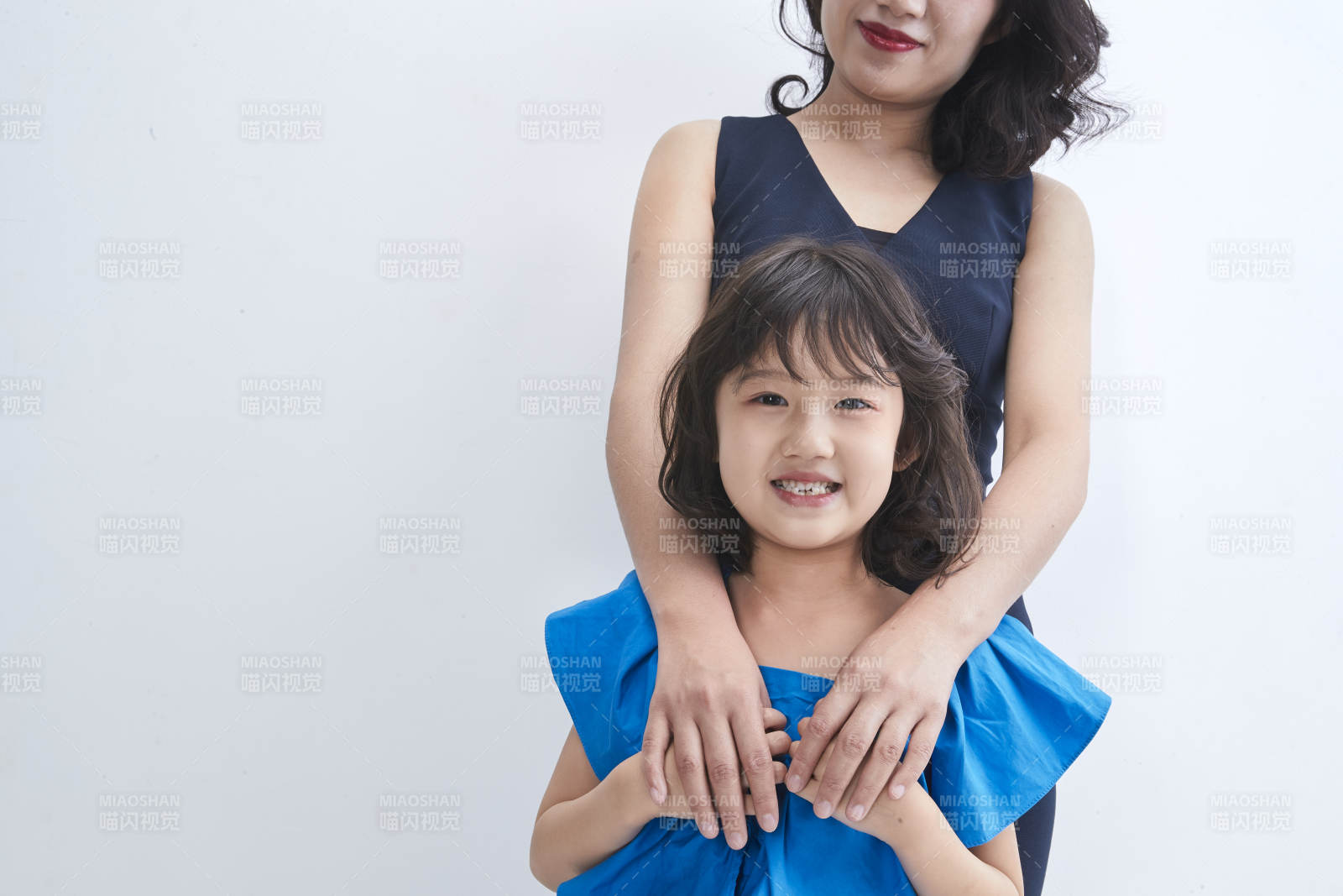 白色背景的美麗媽媽與可愛女兒親子人像