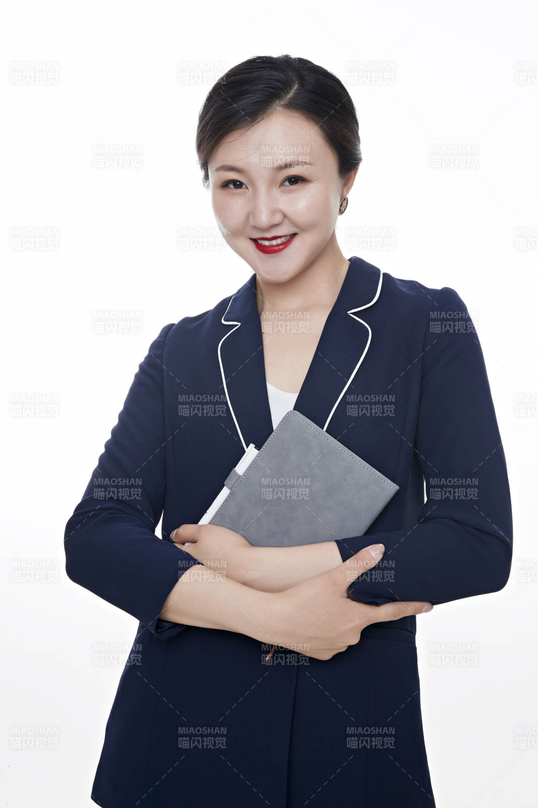 棚拍白色背景的亞洲青年女性商務(wù)公關(guān)