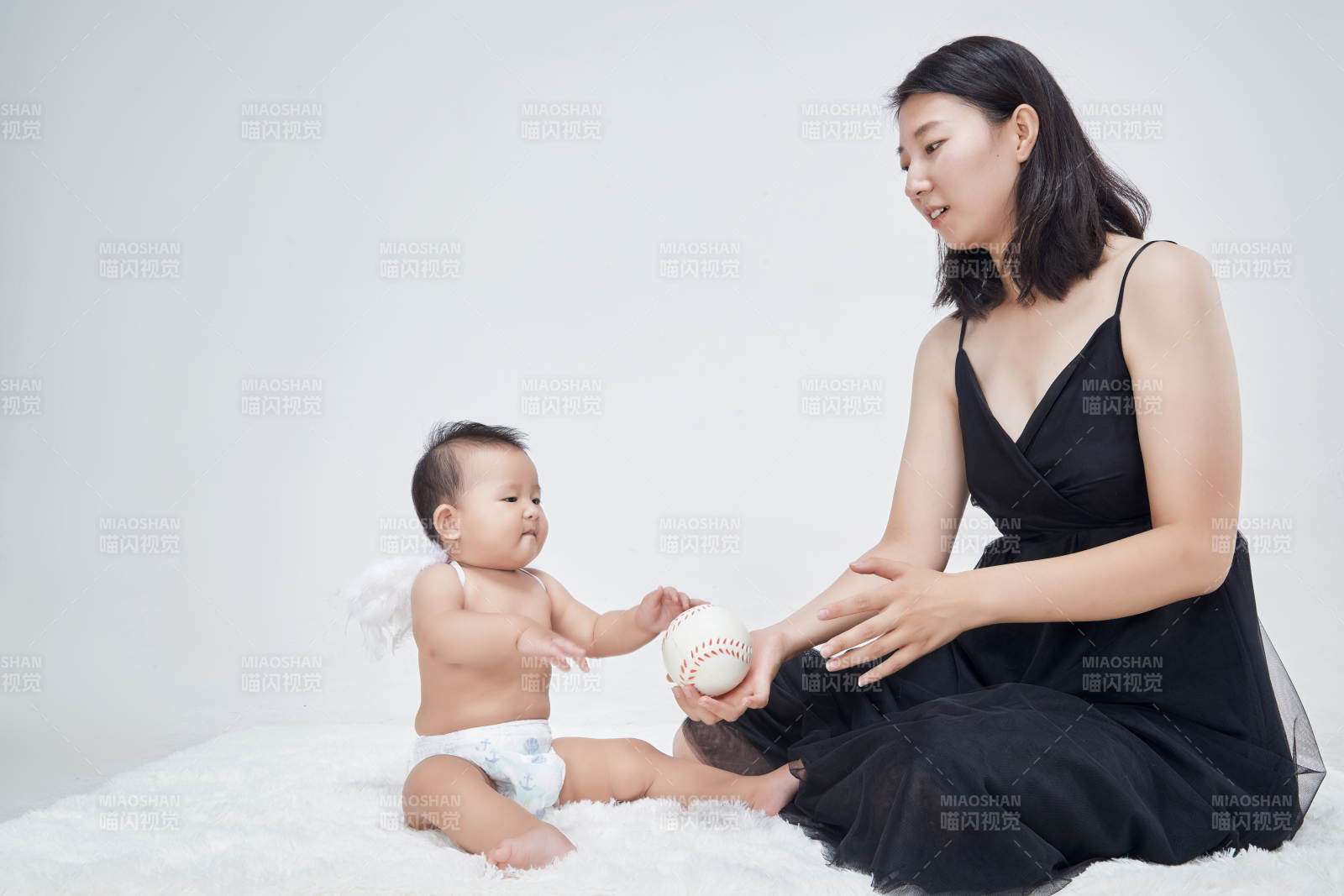 媽媽陪伴寶寶快樂的玩耍