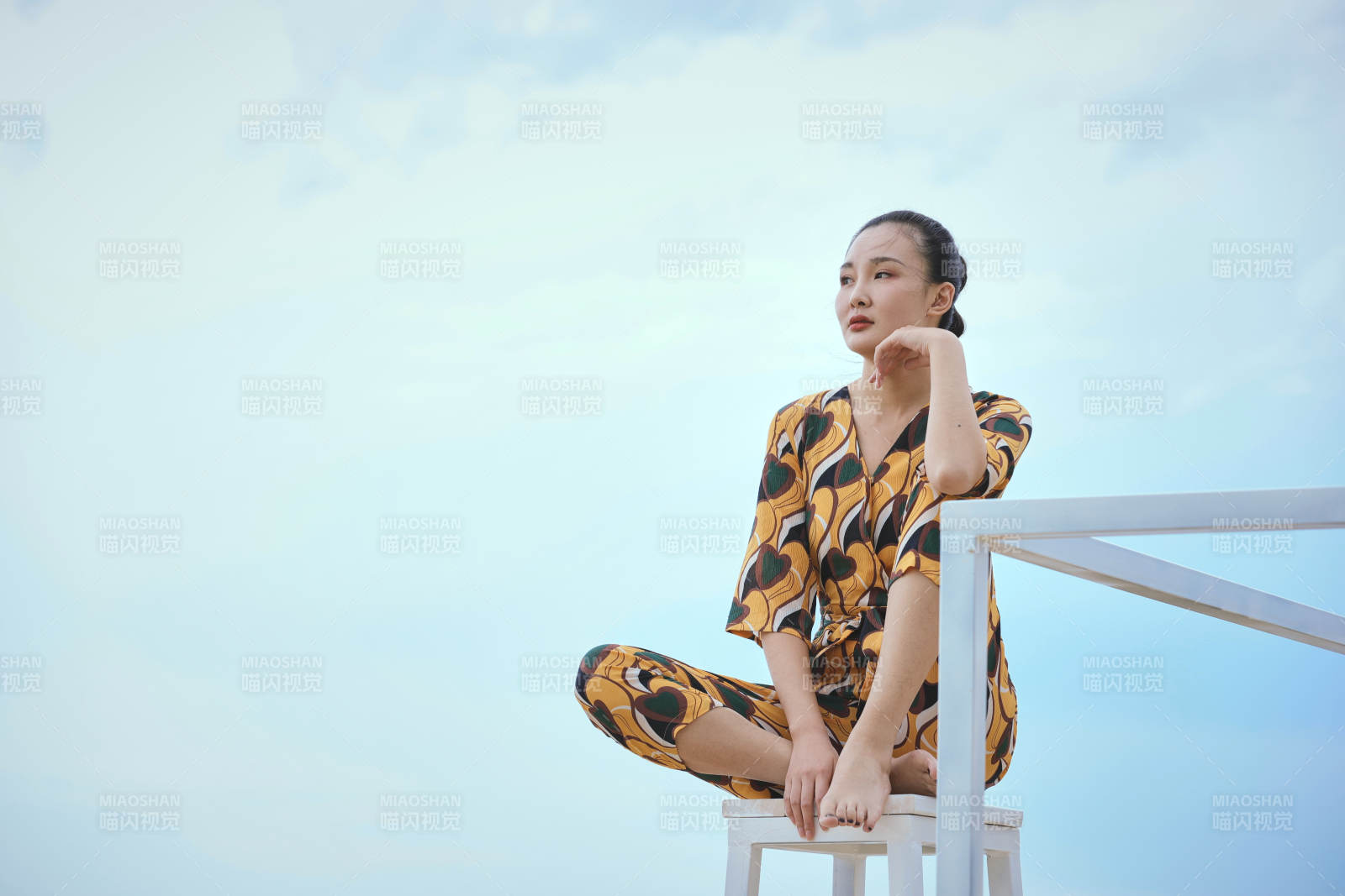 悠閑的坐在美麗湖岸碼頭的亞洲年輕女性人像