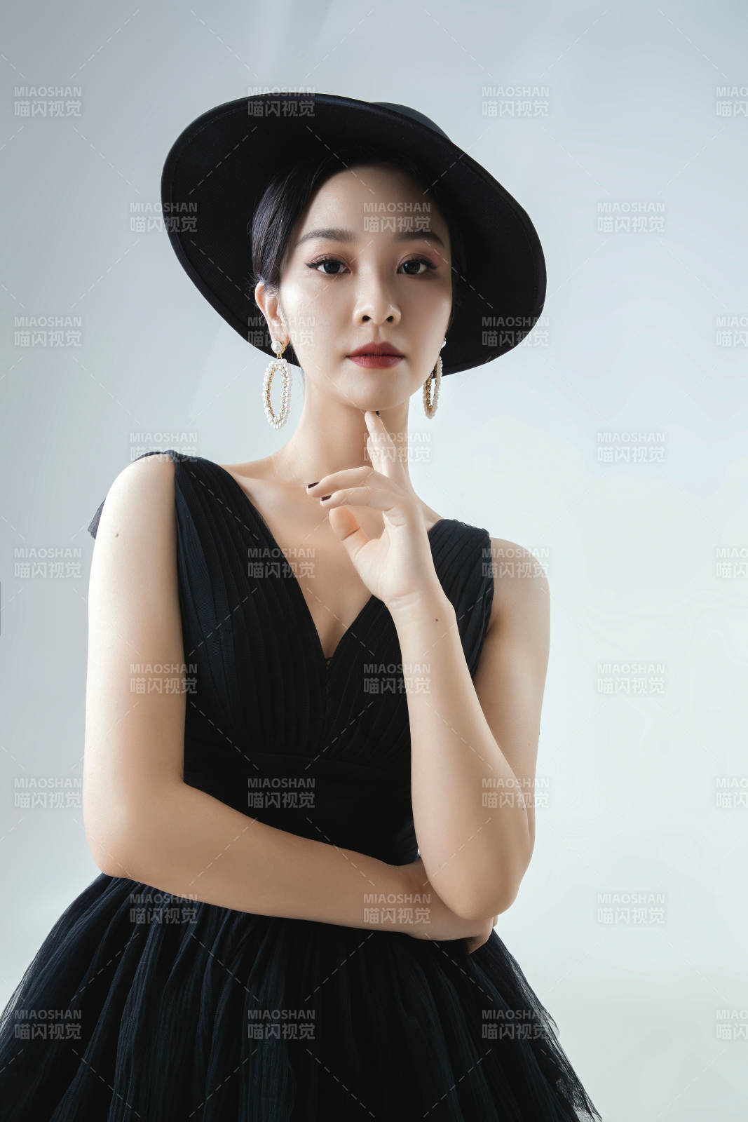 棚拍白色背景下的潔白婚紗新娘美妝