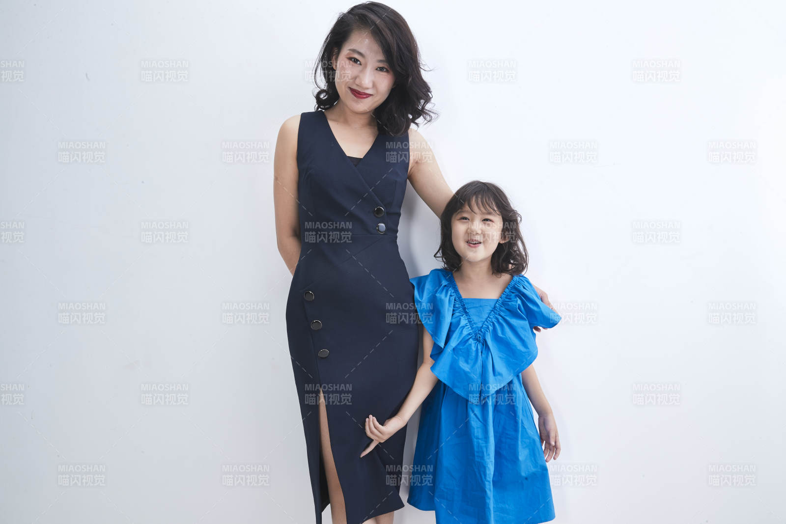 白色背景的美麗媽媽與可愛女兒親子人像