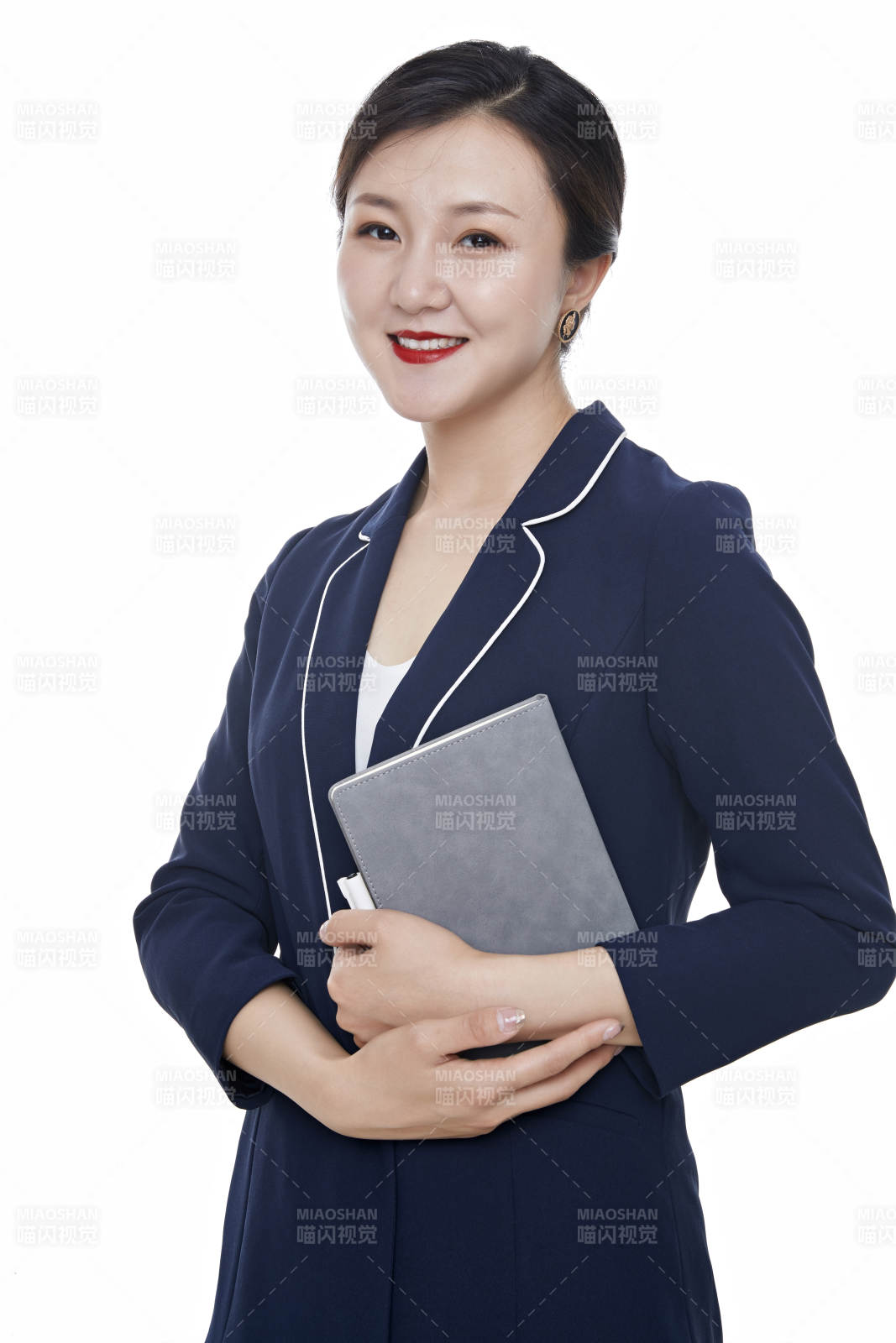 棚拍白色背景的亞洲青年女性商務(wù)公關(guān)