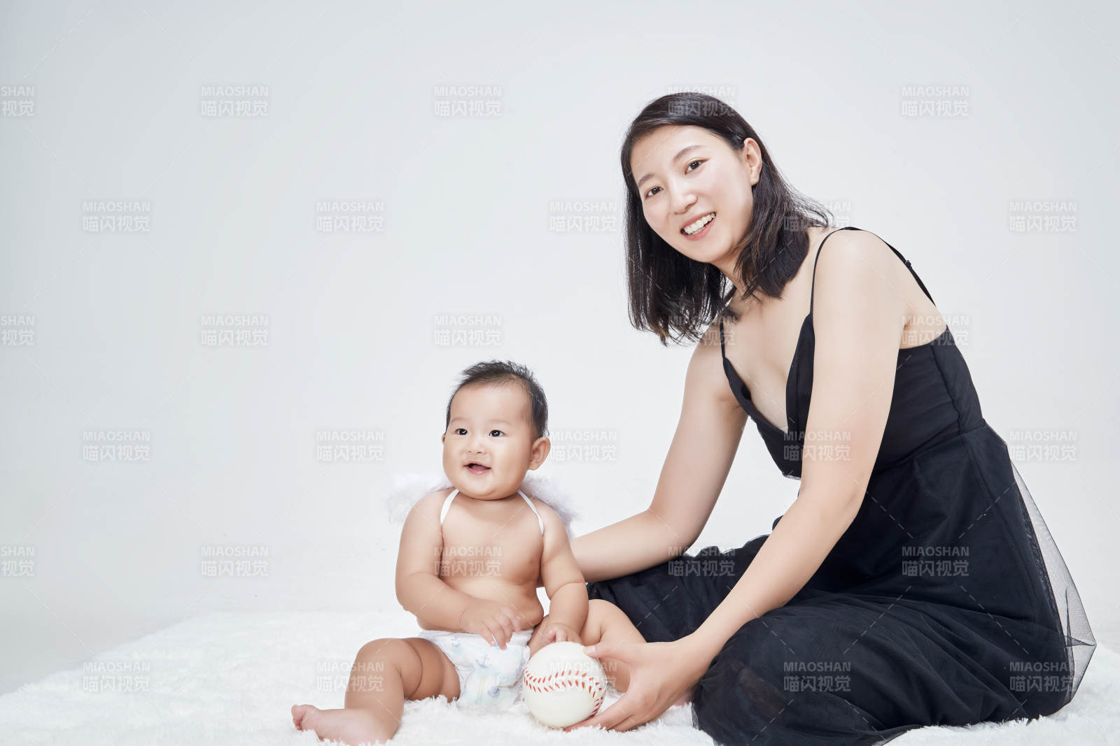 妈妈陪伴宝宝快乐的玩耍图片