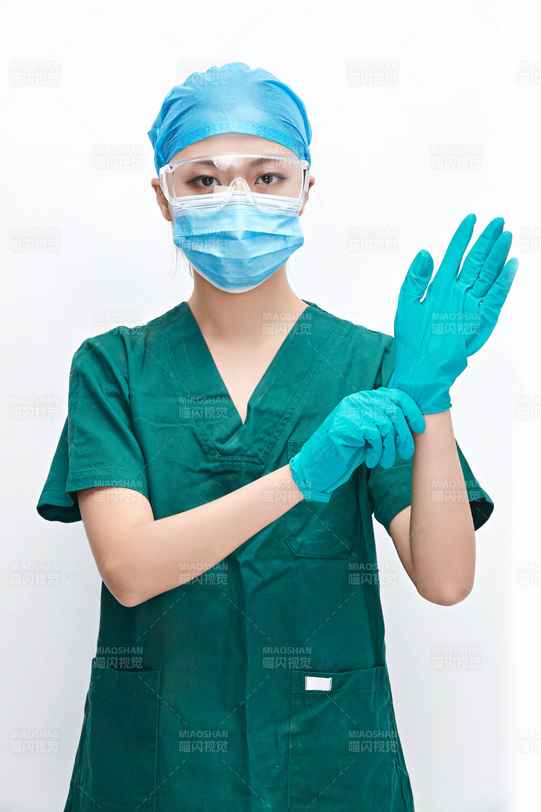 白色背景下的外科手術(shù)醫(yī)療人員形象