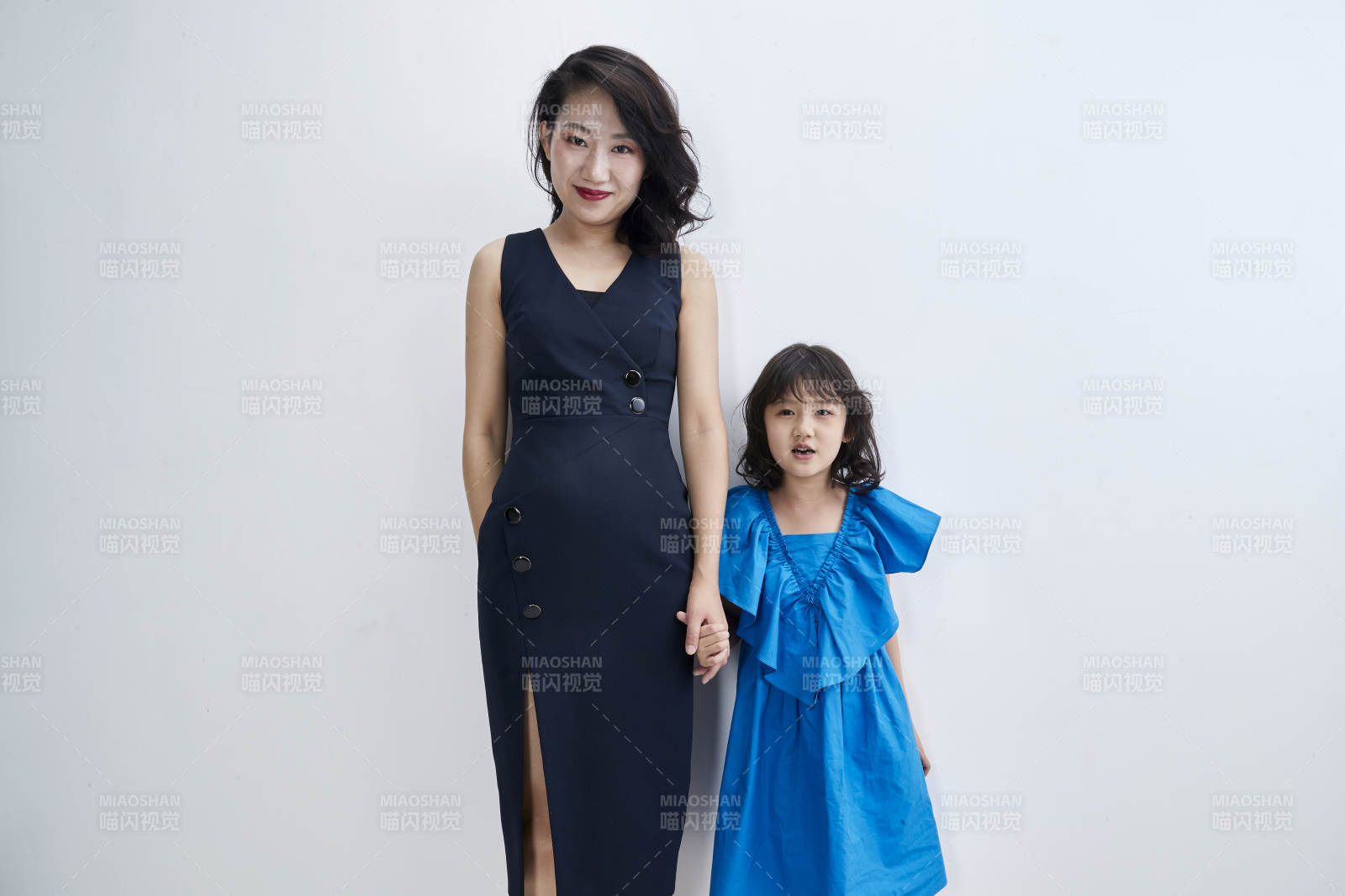 白色背景的美麗媽媽與可愛女兒親子人像