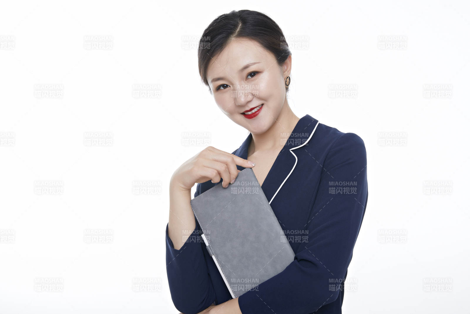 棚拍白色背景的亚洲青年女性商务公关
