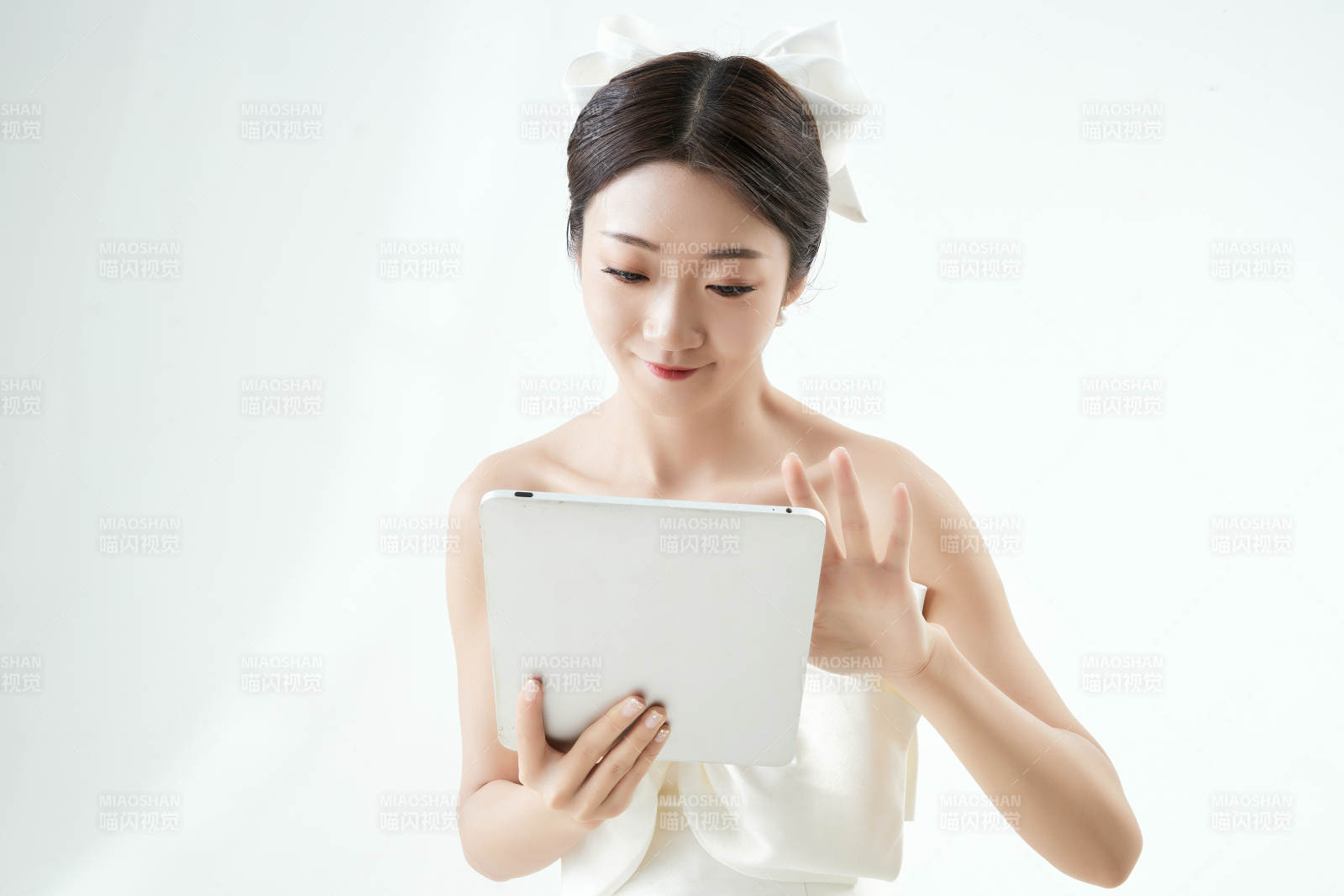 沉浸在網(wǎng)絡戀愛世界的亞洲女性