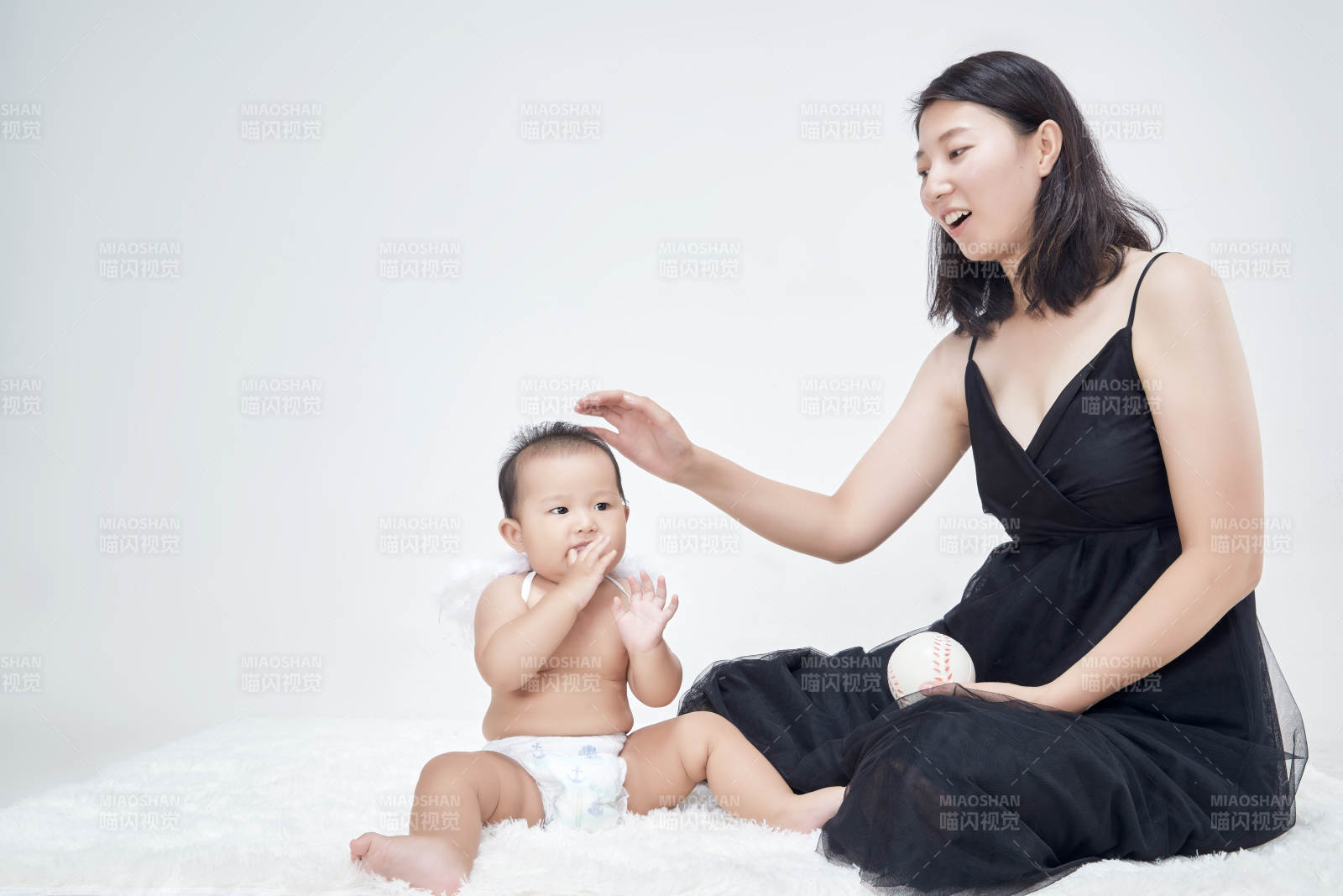 媽媽陪伴寶寶快樂的玩耍