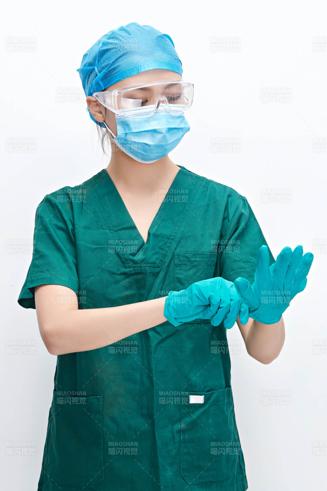 白色背景下的外科手術(shù)醫(yī)療人員形象