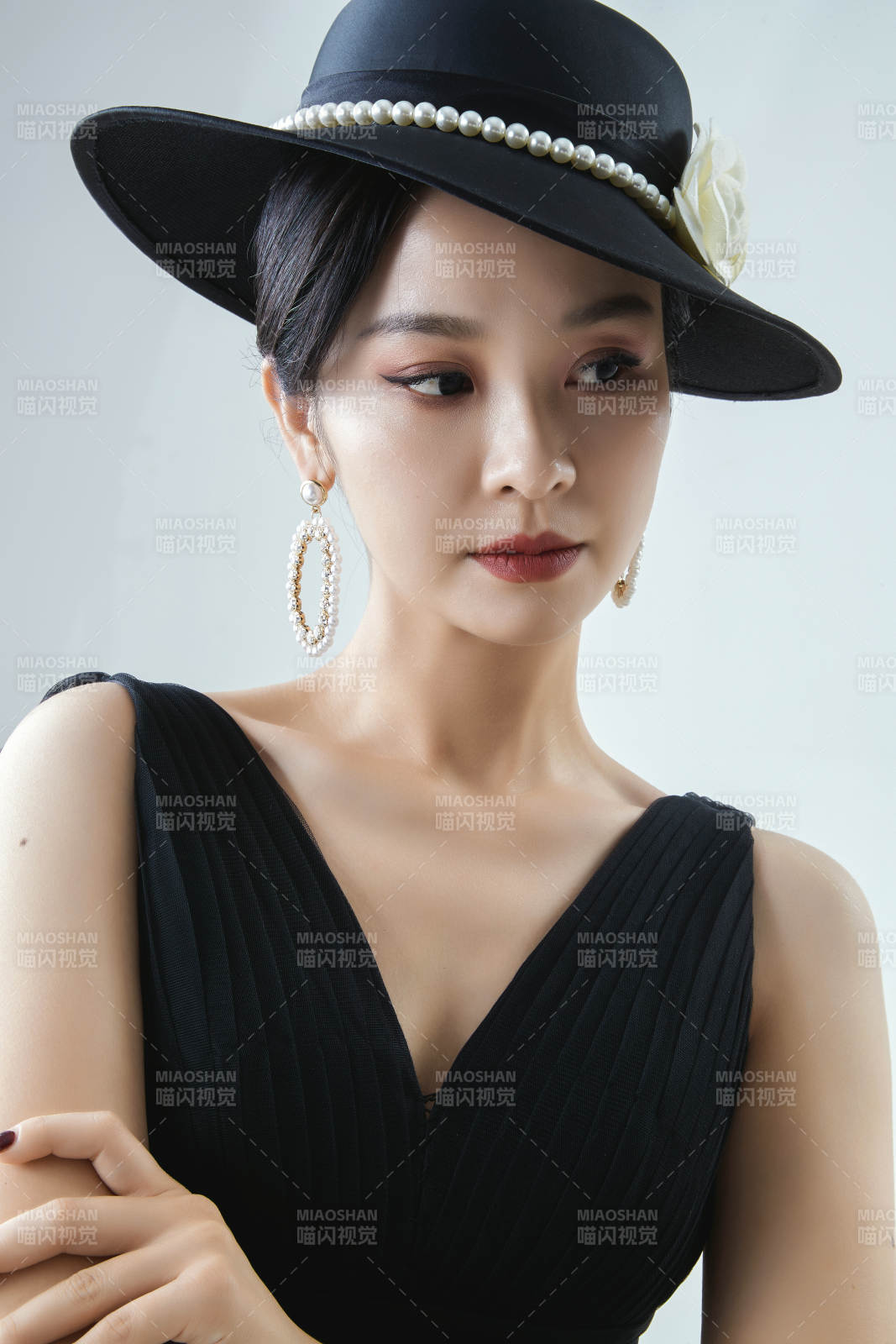 棚拍白色背景下的潔白婚紗新娘美妝