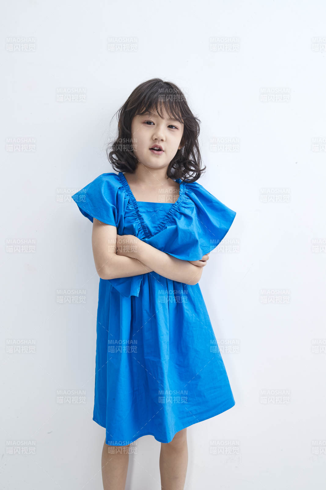 白色色背景的可爱的亚洲小女孩儿童图片