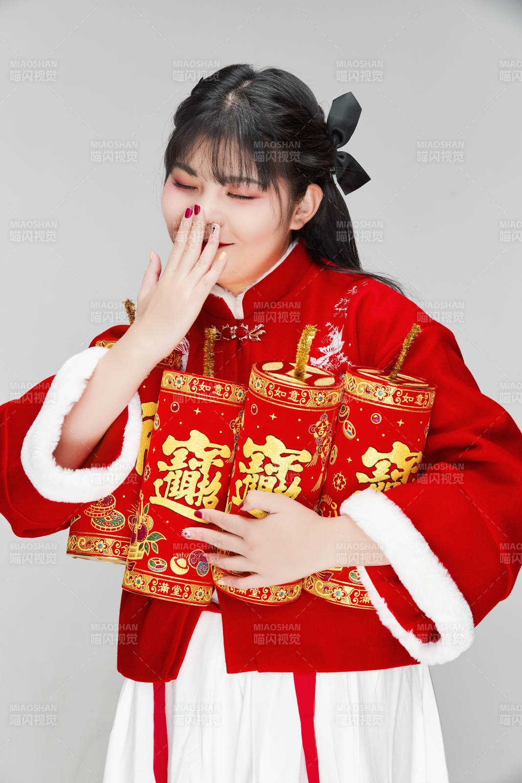 懷抱爆竹身穿喜慶漢服的可愛少女