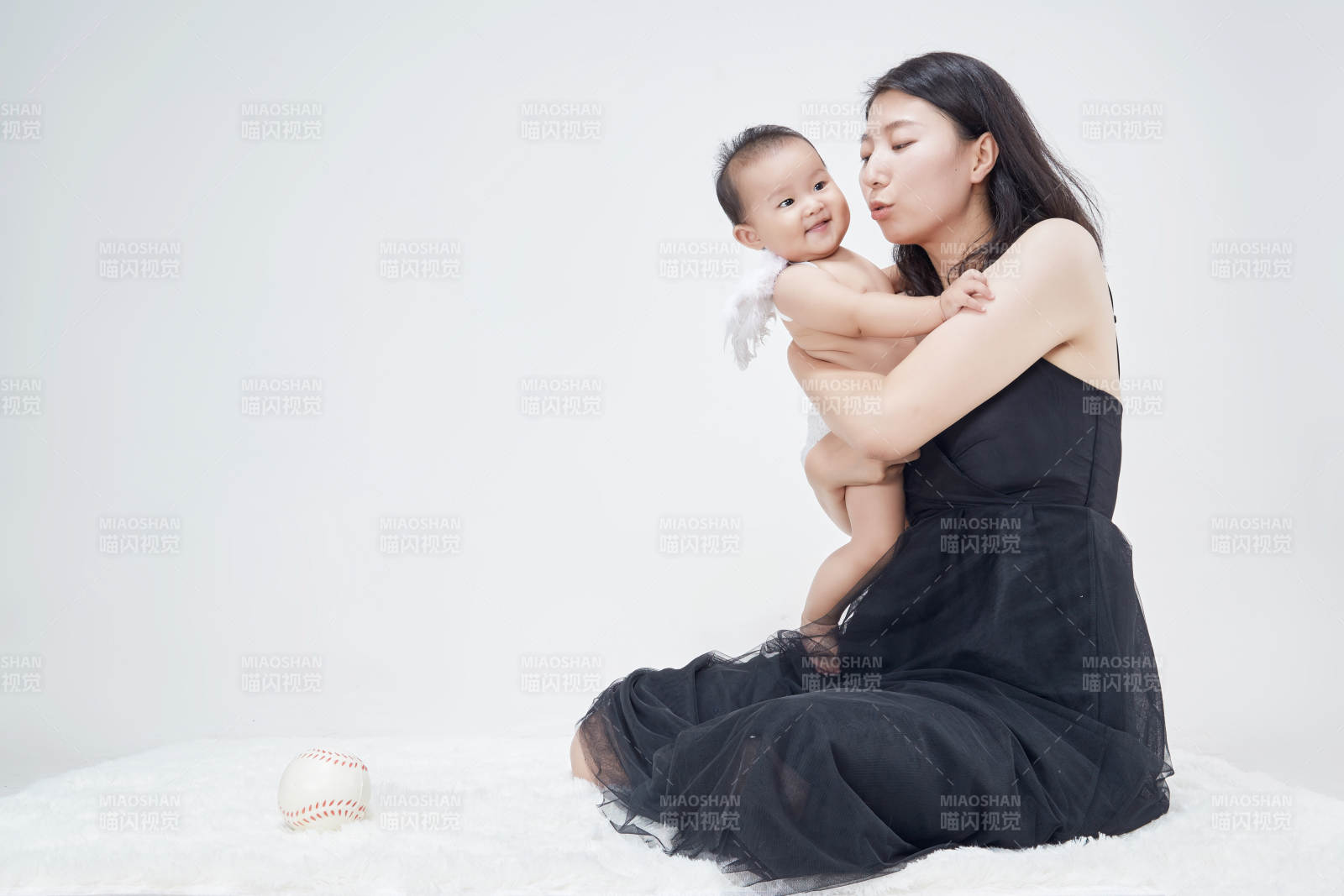 媽媽陪伴寶寶快樂的玩耍