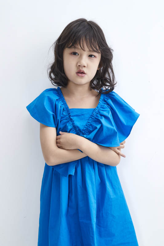 白色色背景的可爱的亚洲小女孩儿童