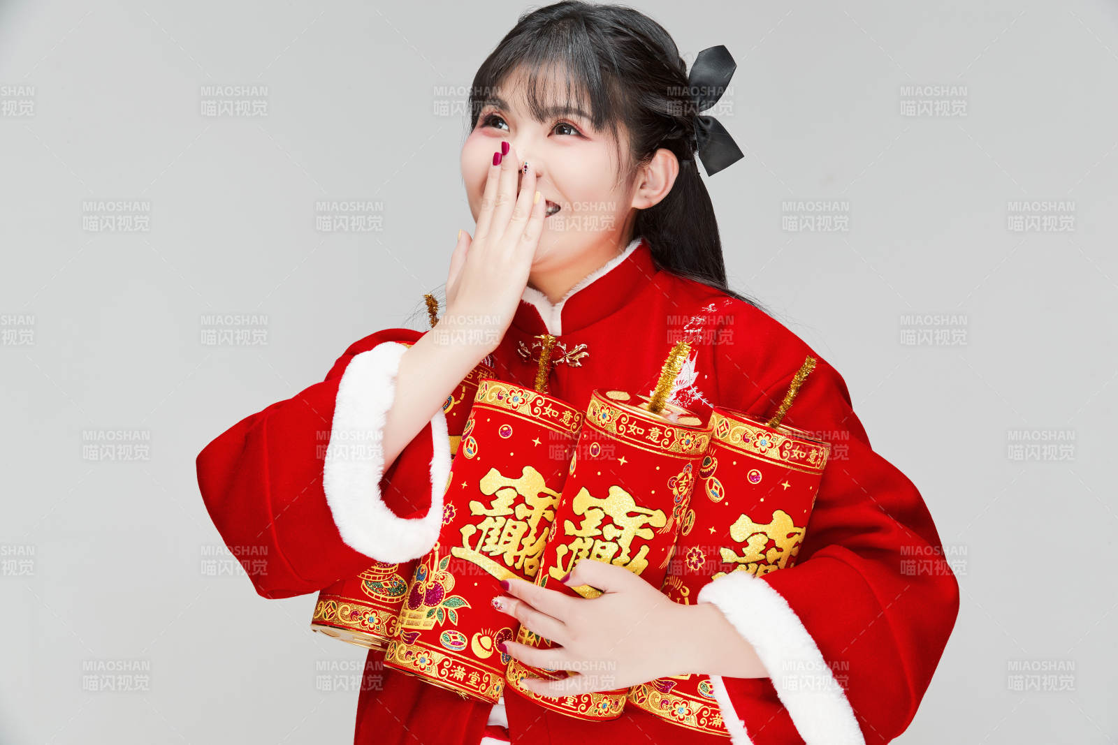 懷抱爆竹身穿喜慶漢服的可愛少女