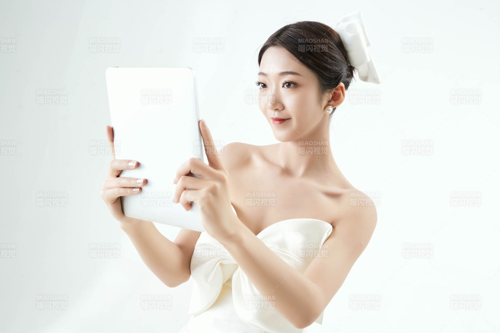 沉浸在网络恋爱世界的亚洲女性