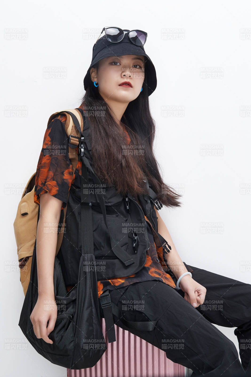 白色背景下準備出發旅行的美麗東方女大學生