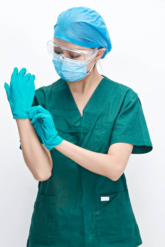 白色背景下的外科手术医疗人员形象