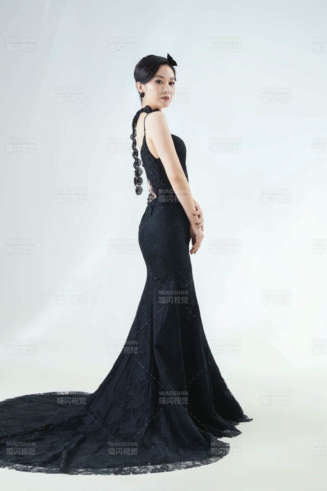 棚拍白色背景下的潔白婚紗新娘美妝