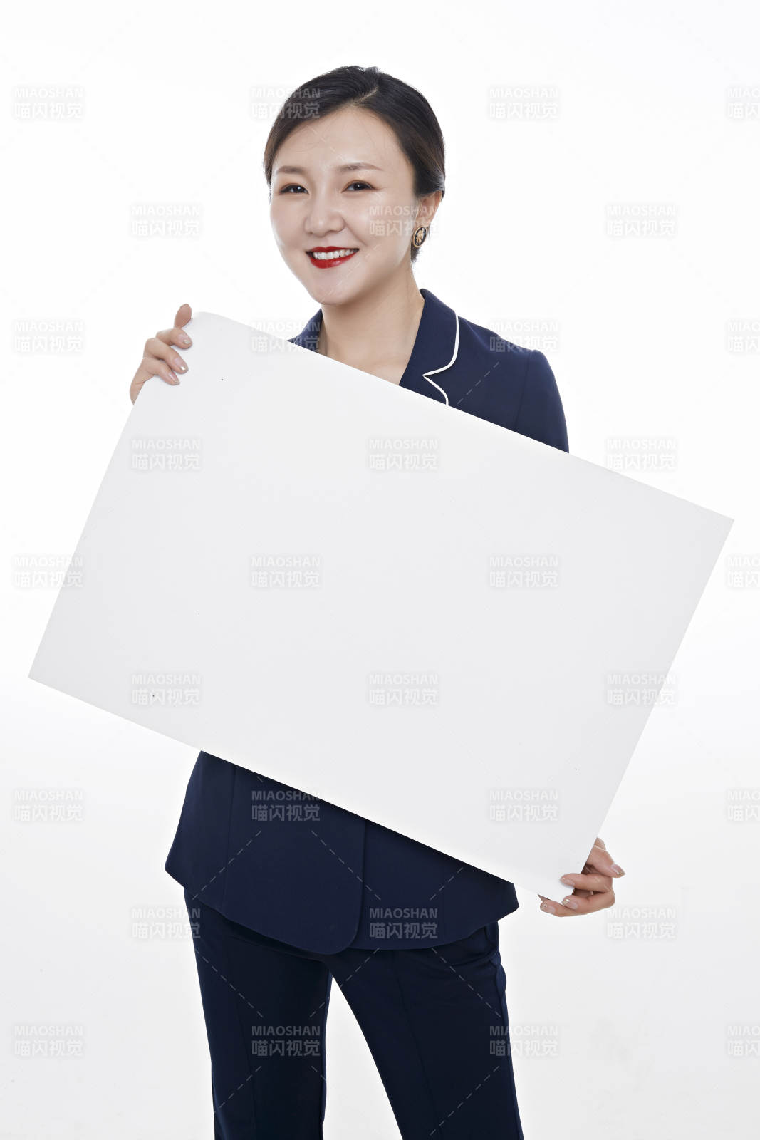 棚拍白色背景的亞洲青年女性商務公關