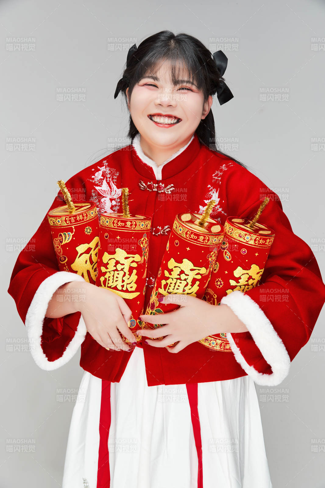 懷抱爆竹身穿喜慶漢服的可愛少女