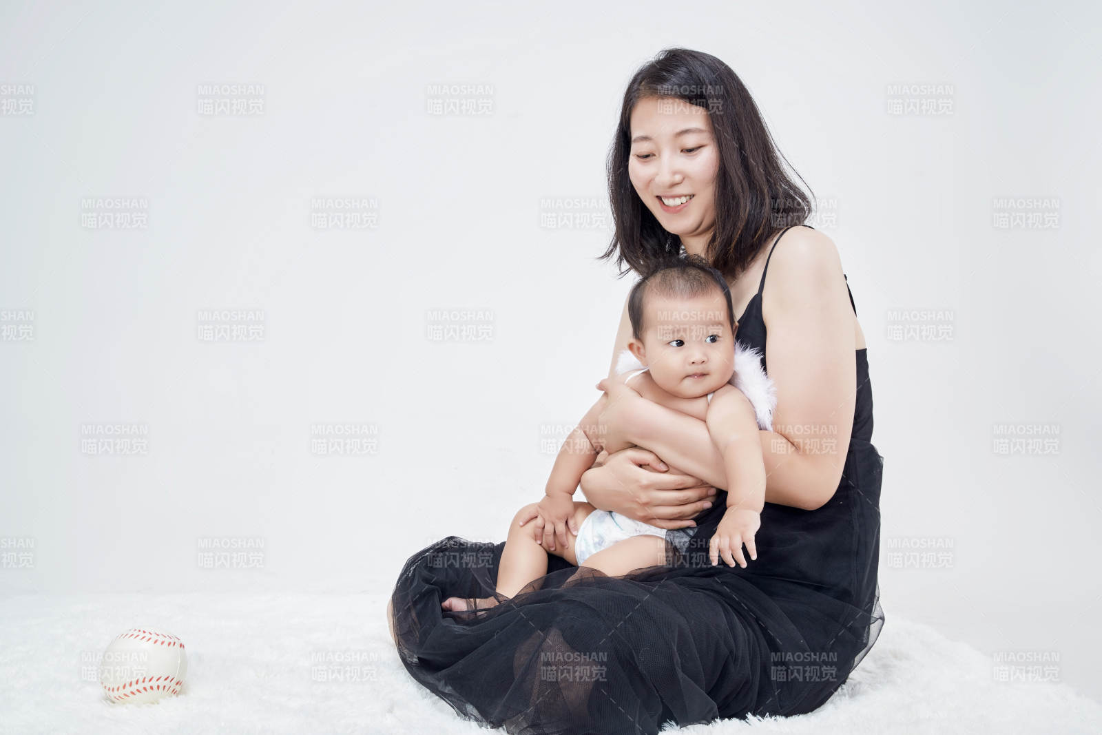 媽媽陪伴寶寶快樂的玩耍