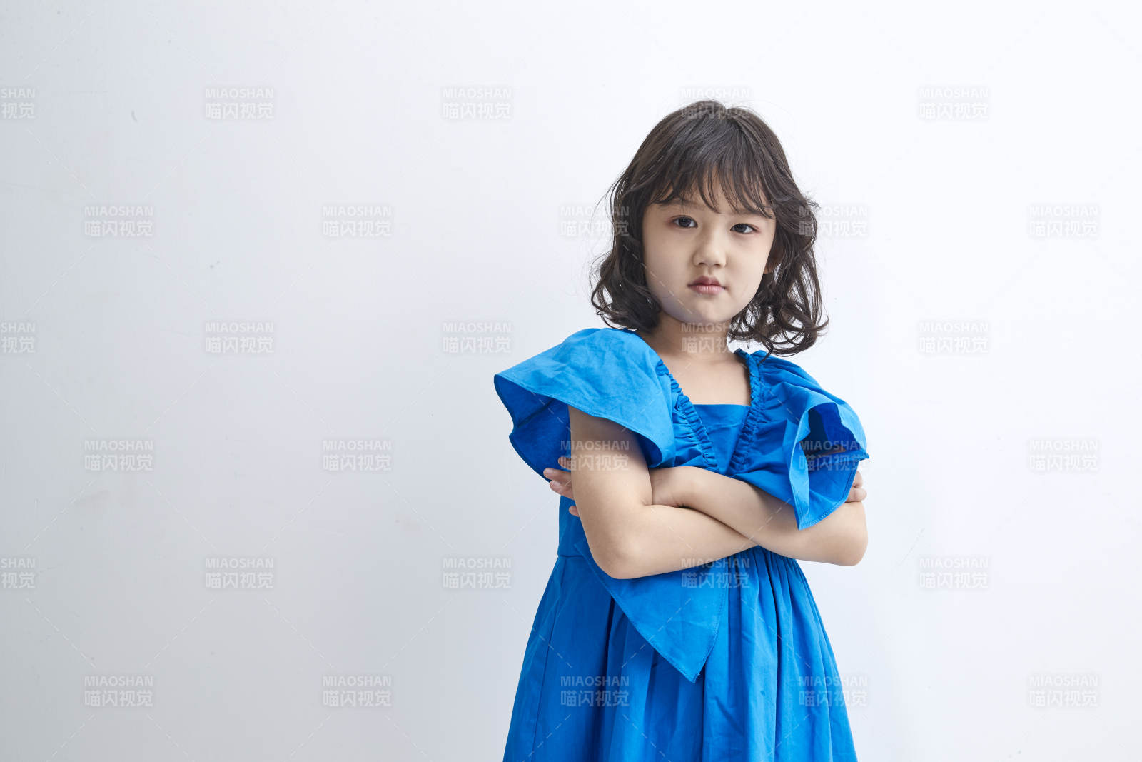 白色色背景的可爱的亚洲小女孩儿童