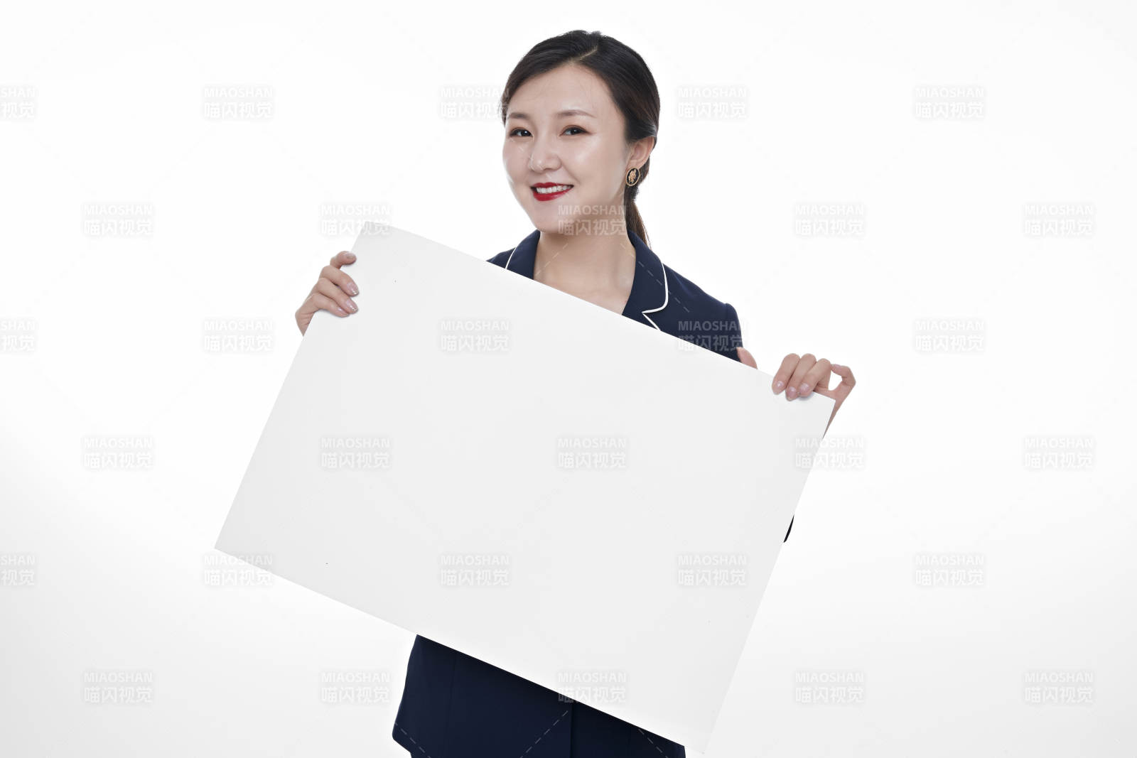 棚拍白色背景的亞洲青年女性商務公關