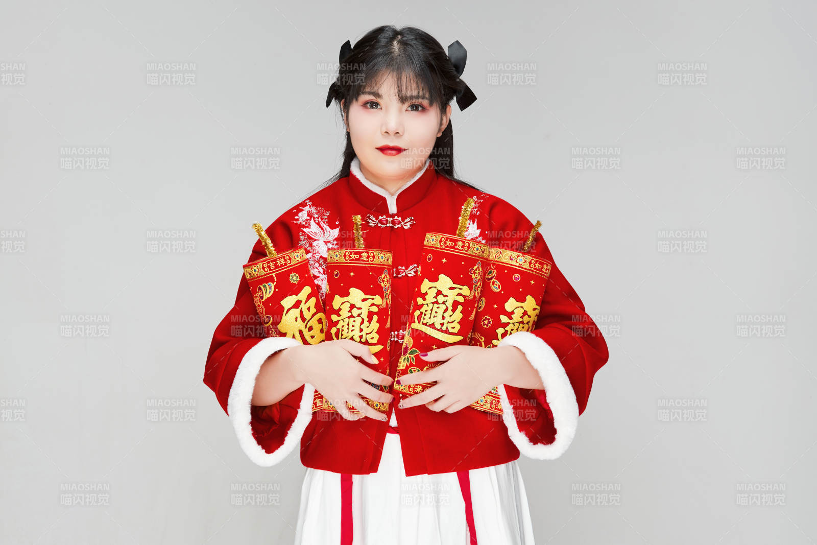 懷抱爆竹身穿喜慶漢服的可愛少女