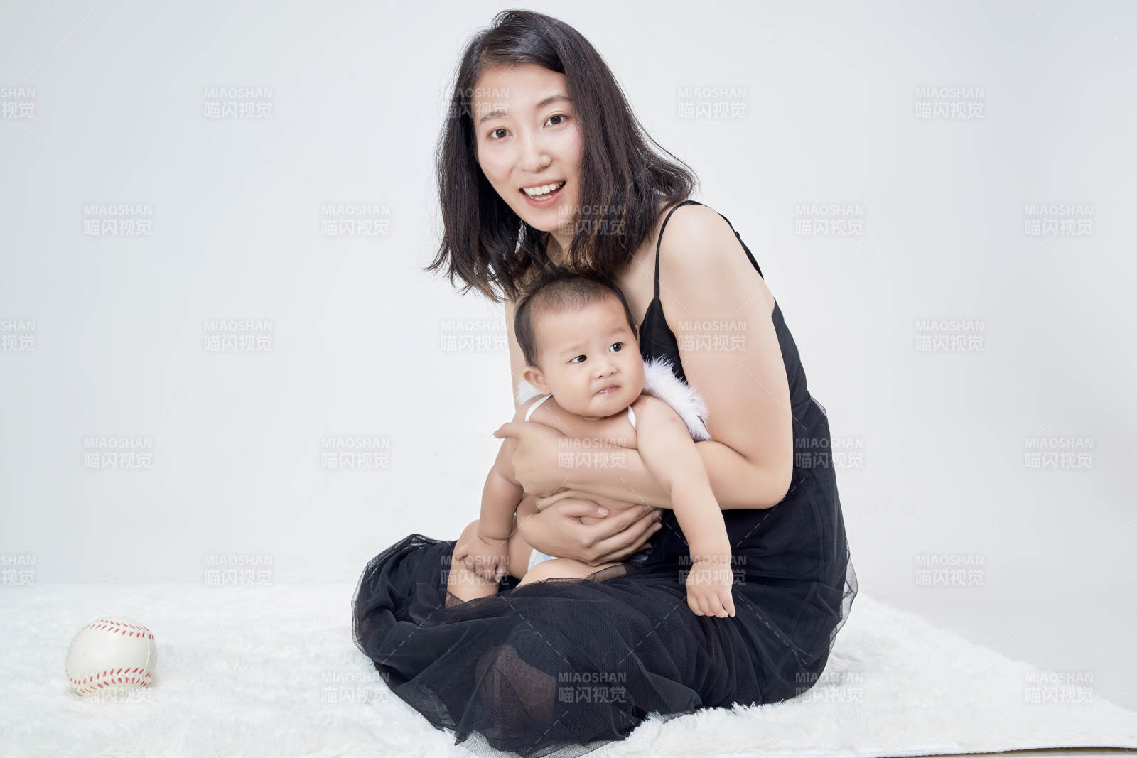 媽媽陪伴寶寶快樂的玩耍