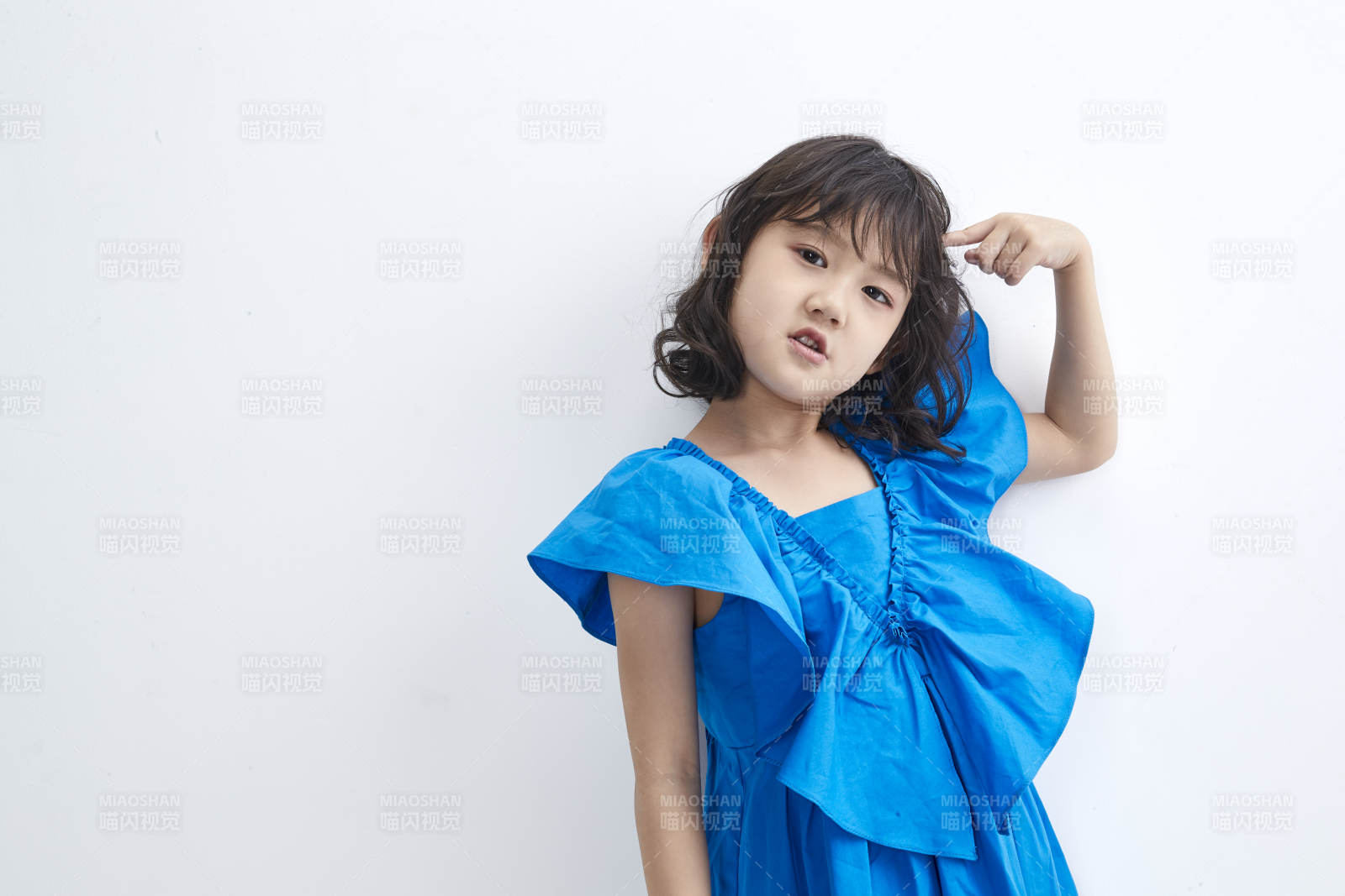 白色色背景的可爱的亚洲小女孩儿童图片