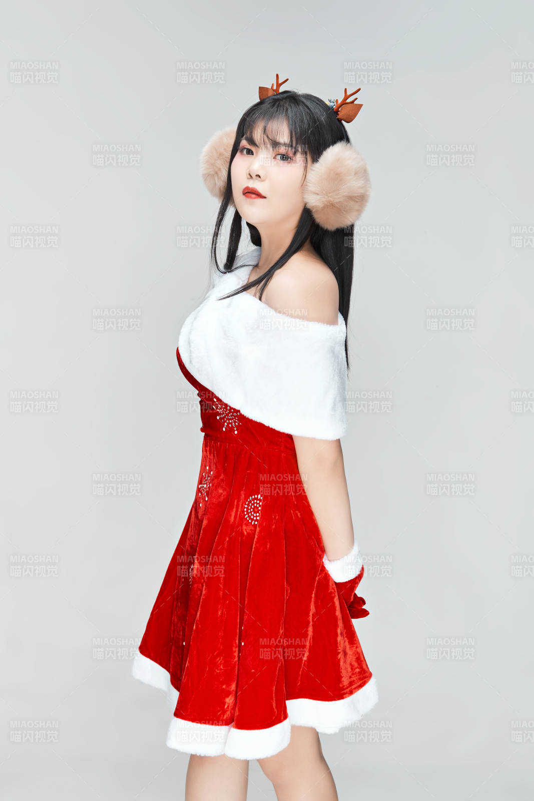 身穿圣誕服飾的性感可愛亞洲少女