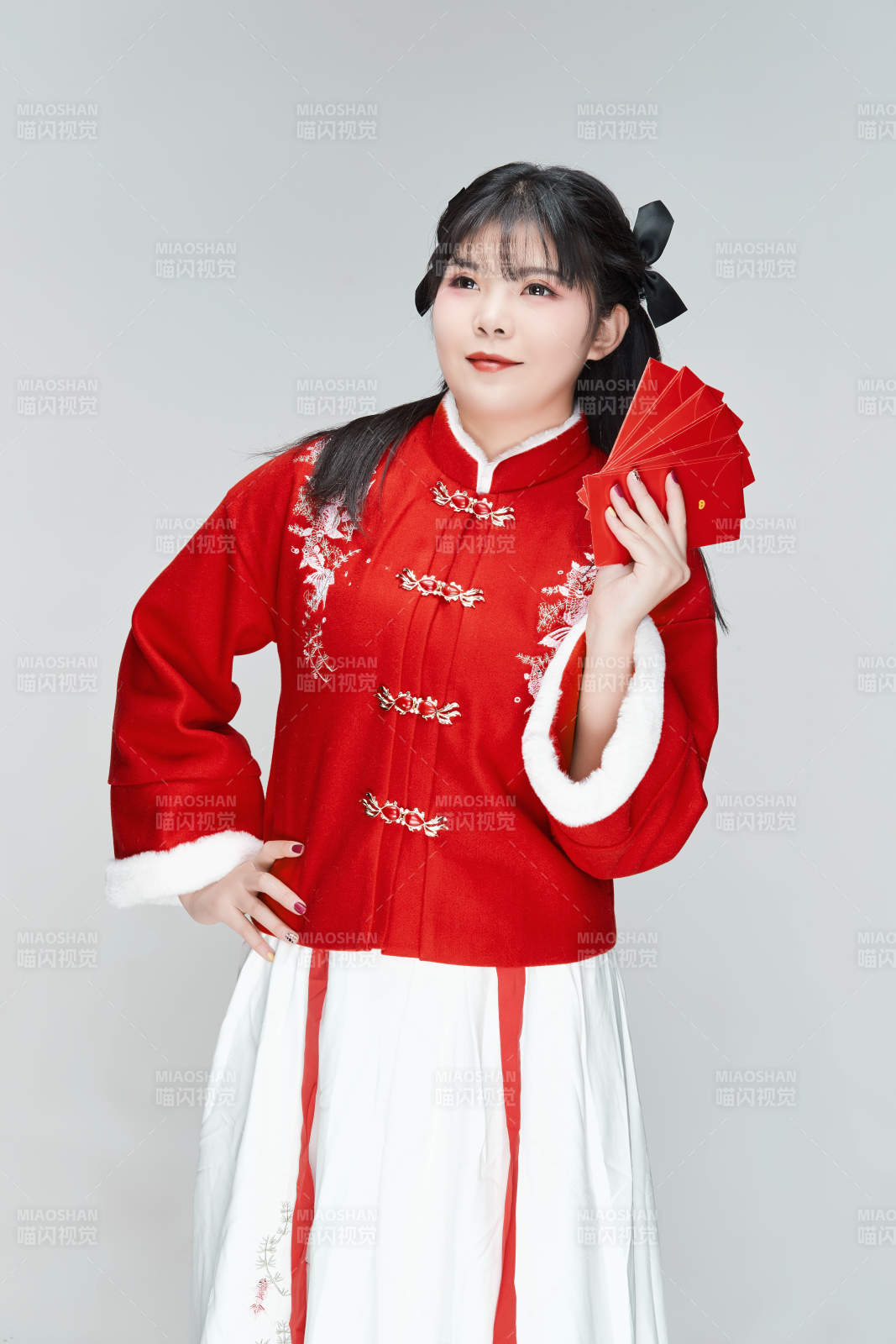 白色背景下身穿喜慶漢服手拿紅包的可愛少女
