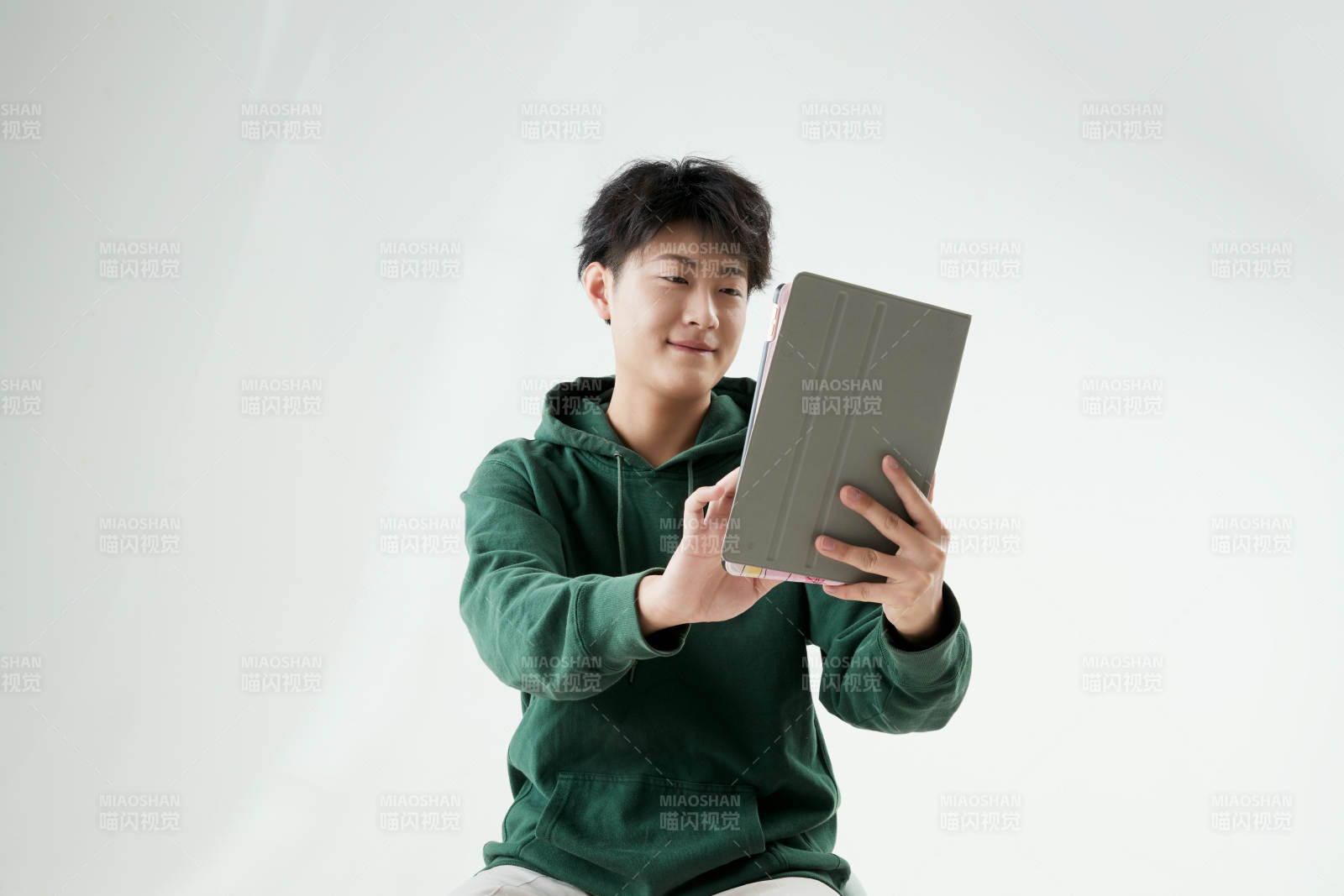 沉浸在網(wǎng)絡(luò)戀愛(ài)世界的青年男子