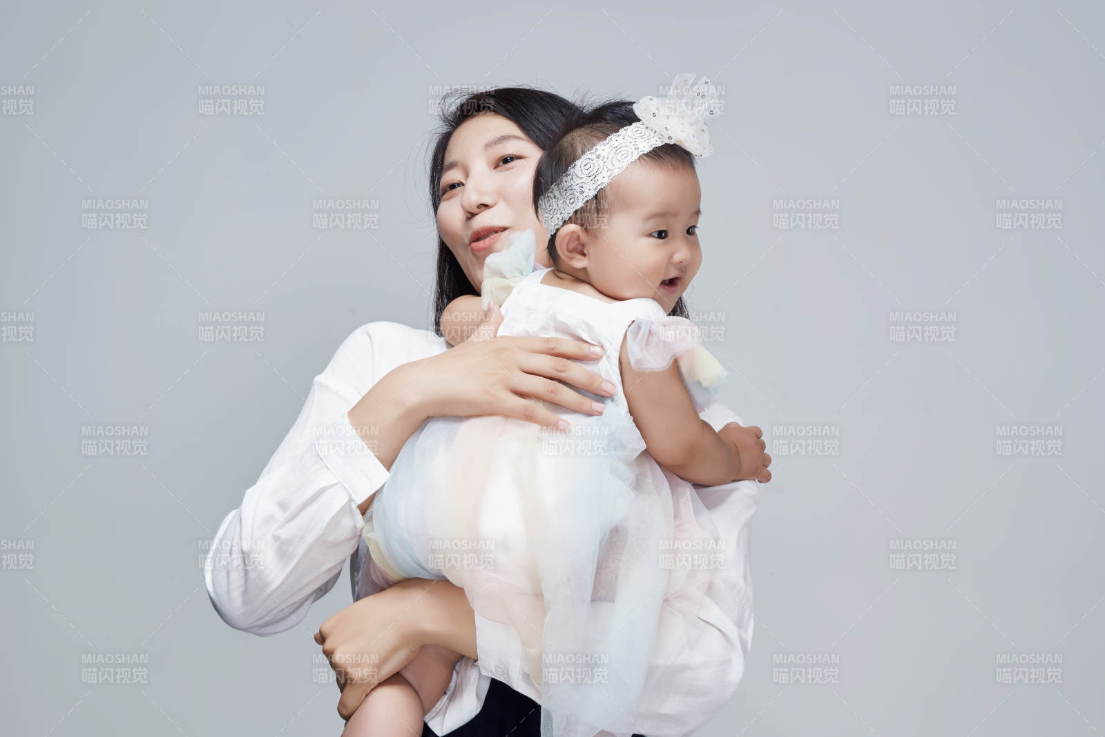 媽媽陪伴寶寶快樂的玩耍