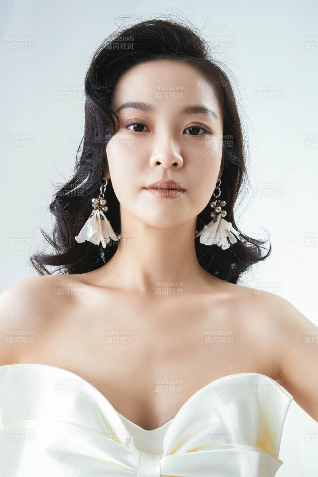 棚拍白色背景下的潔白婚紗新娘美妝