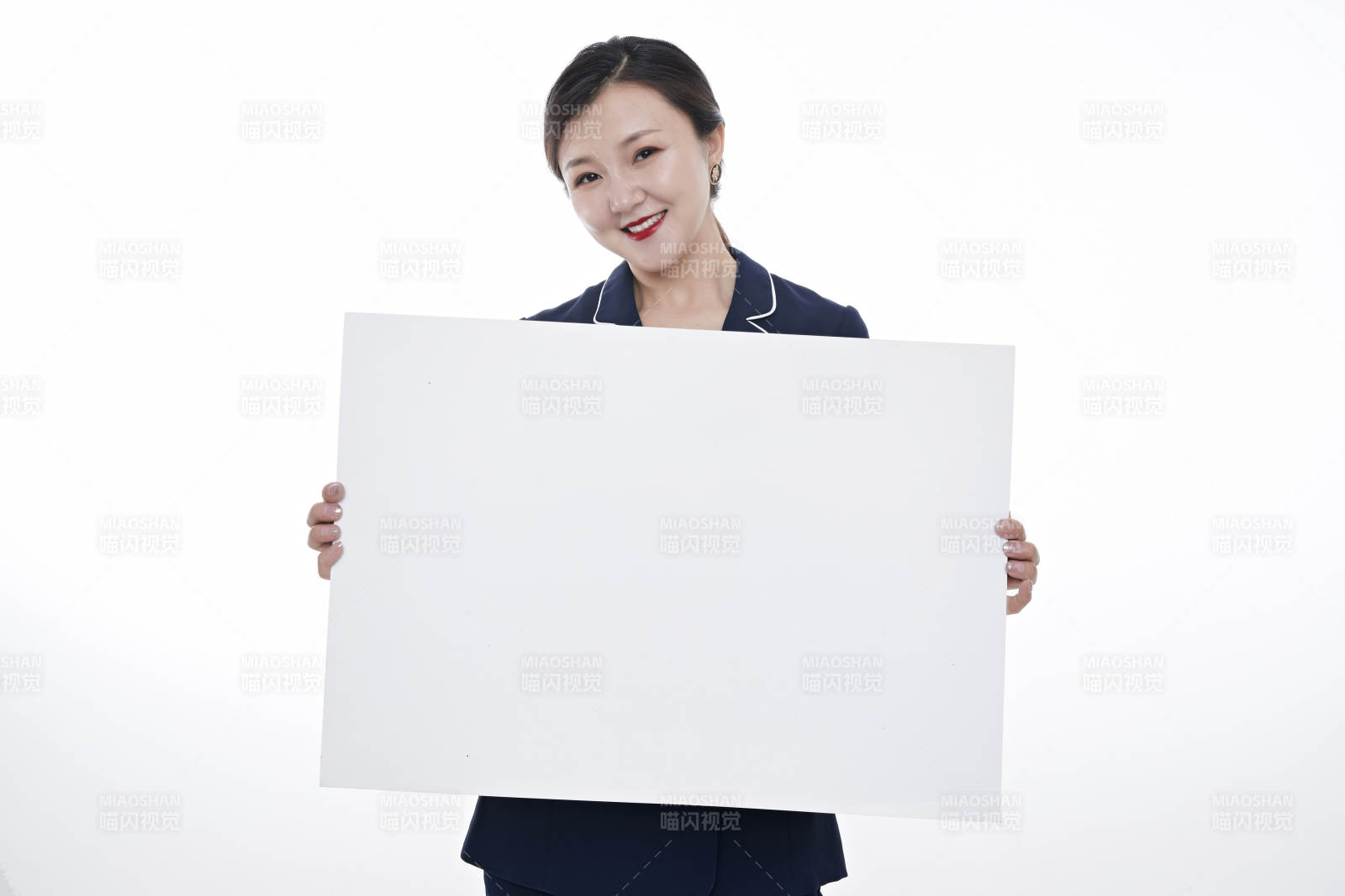 棚拍白色背景的亞洲青年女性商務公關