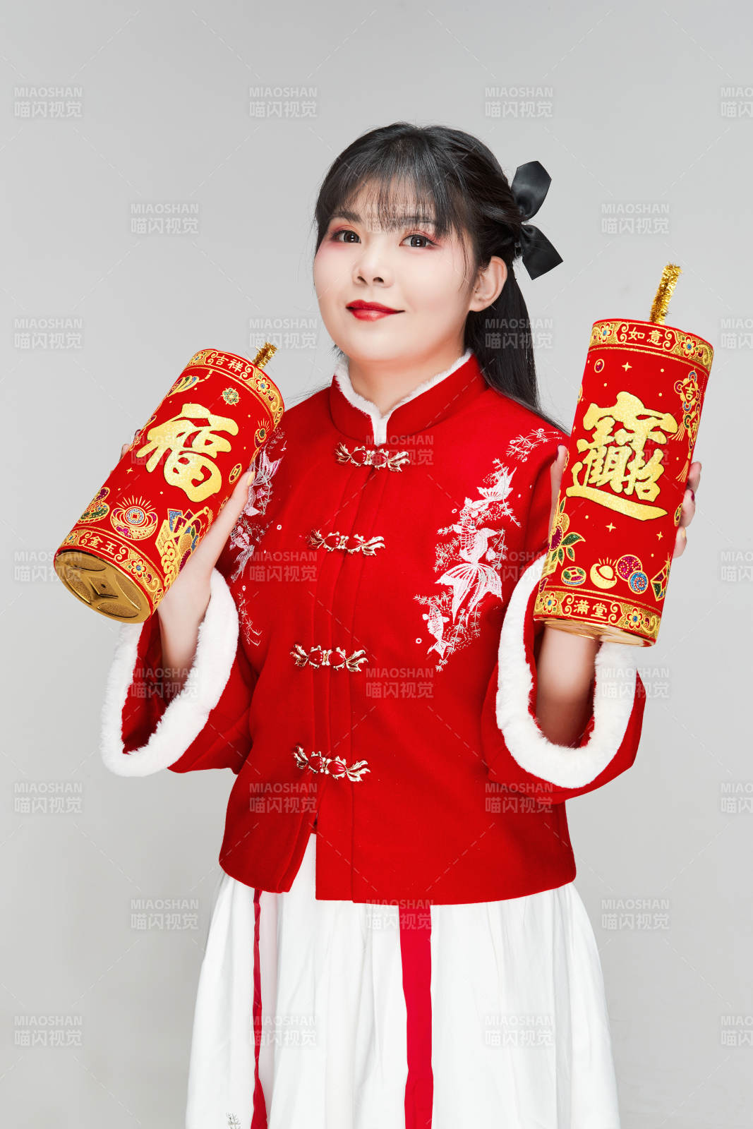 懷抱爆竹身穿喜慶漢服的可愛(ài)少女