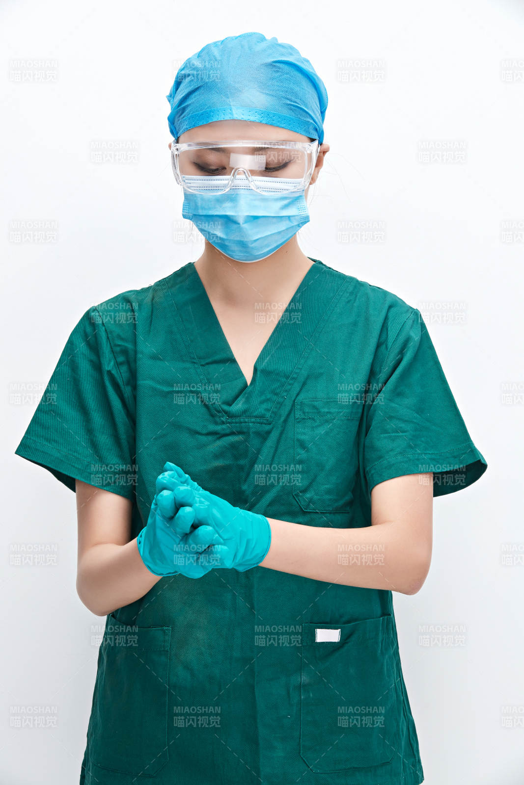 白色背景下的外科手術醫療人員形象