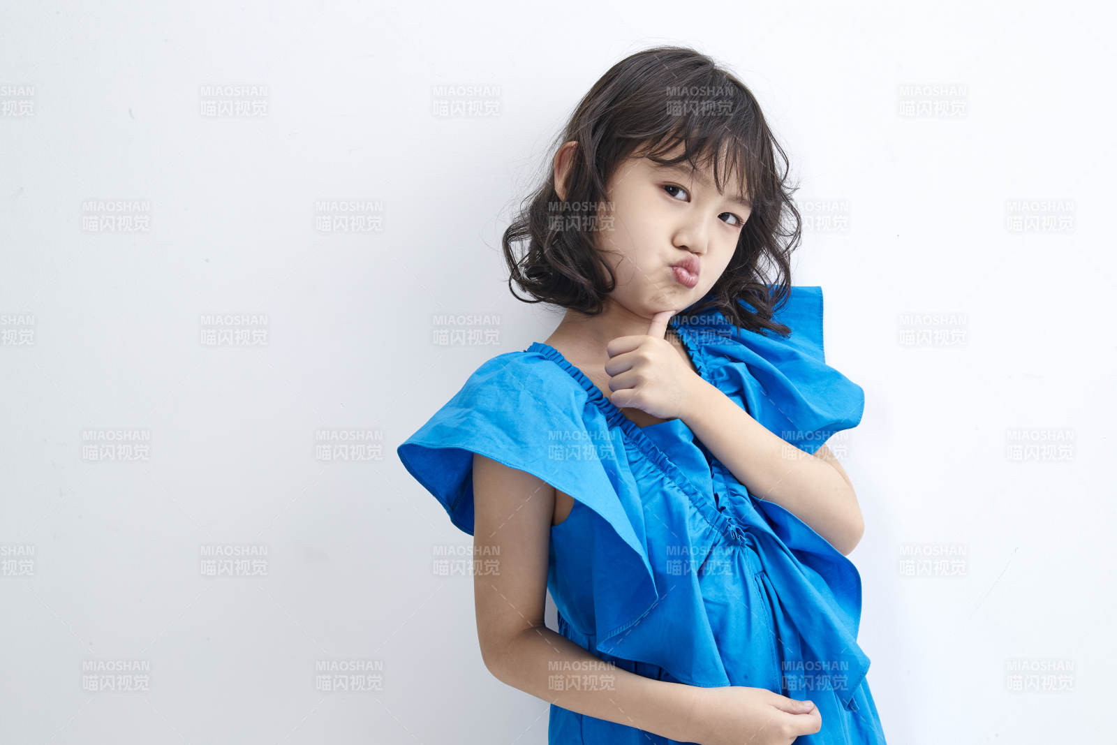 白色色背景的可愛的亞洲小女孩兒童