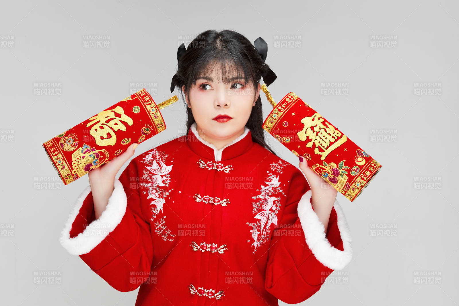 懷抱爆竹身穿喜慶漢服的可愛少女