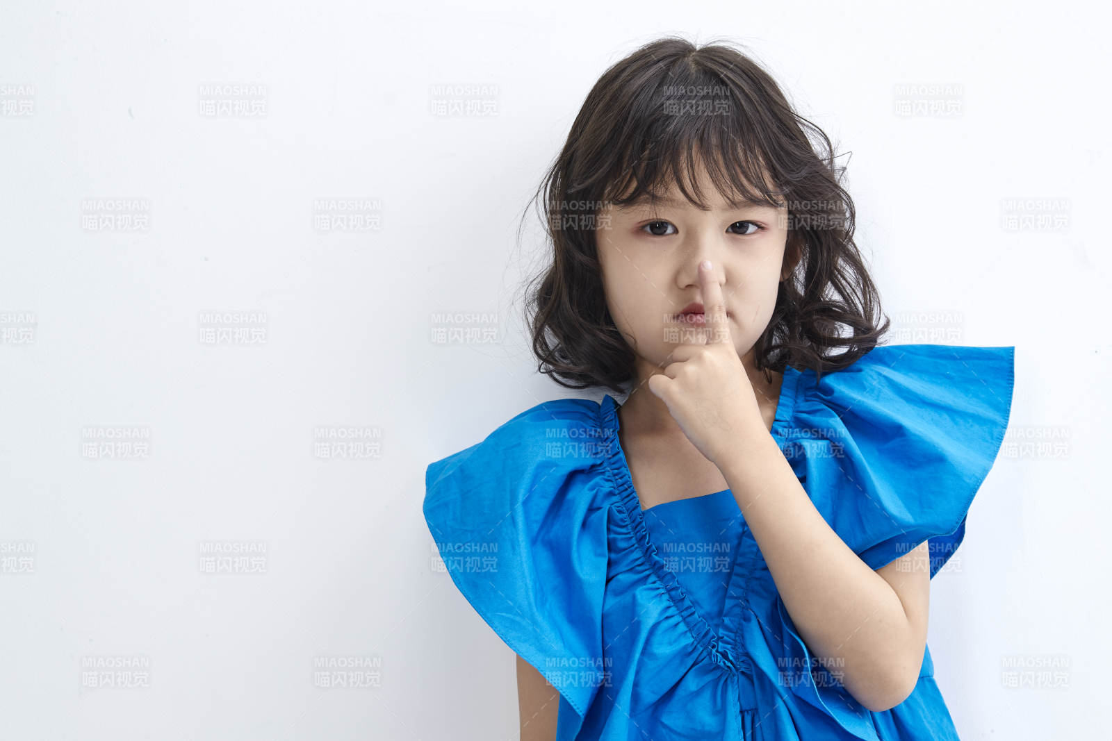 白色色背景的可愛的亞洲小女孩兒童